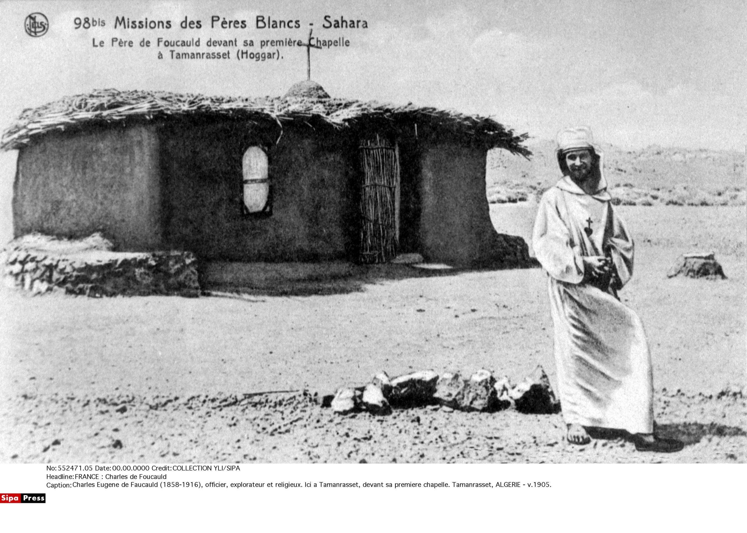 Charles Eugene de Foucauld (1858-1916), officier, explorateur et religieux. Ici a Tamanrasset, devant sa premiere chapelle. Tamanrasset, ALGERIE - v.1905.