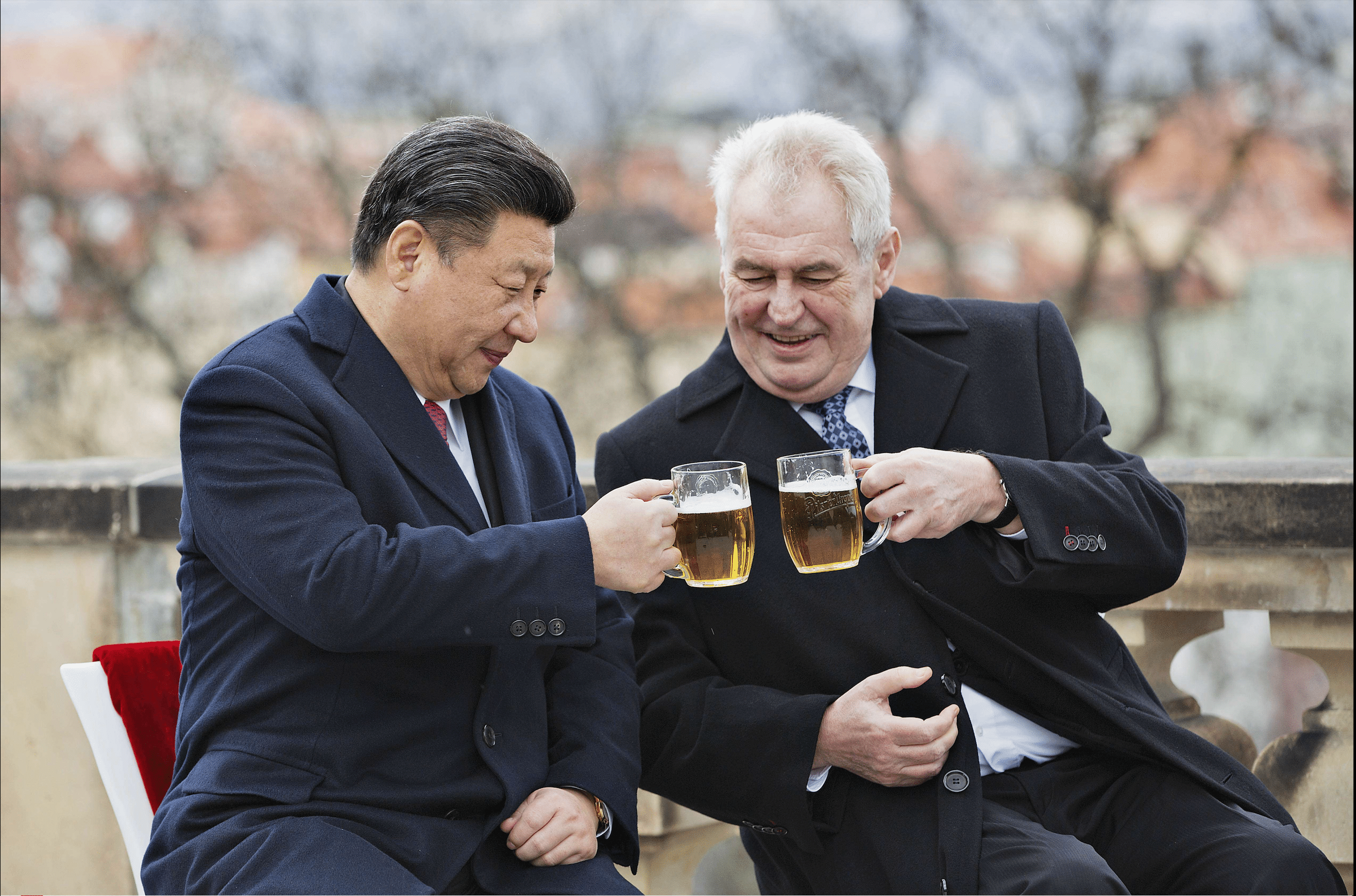 Le président chinois Xi Jinping et le président de la République tchèque Milos Zeman trinquent sur la terrasse du monastère de Strahov à Prague en 2016 (c) Sipa AP21876899_000004