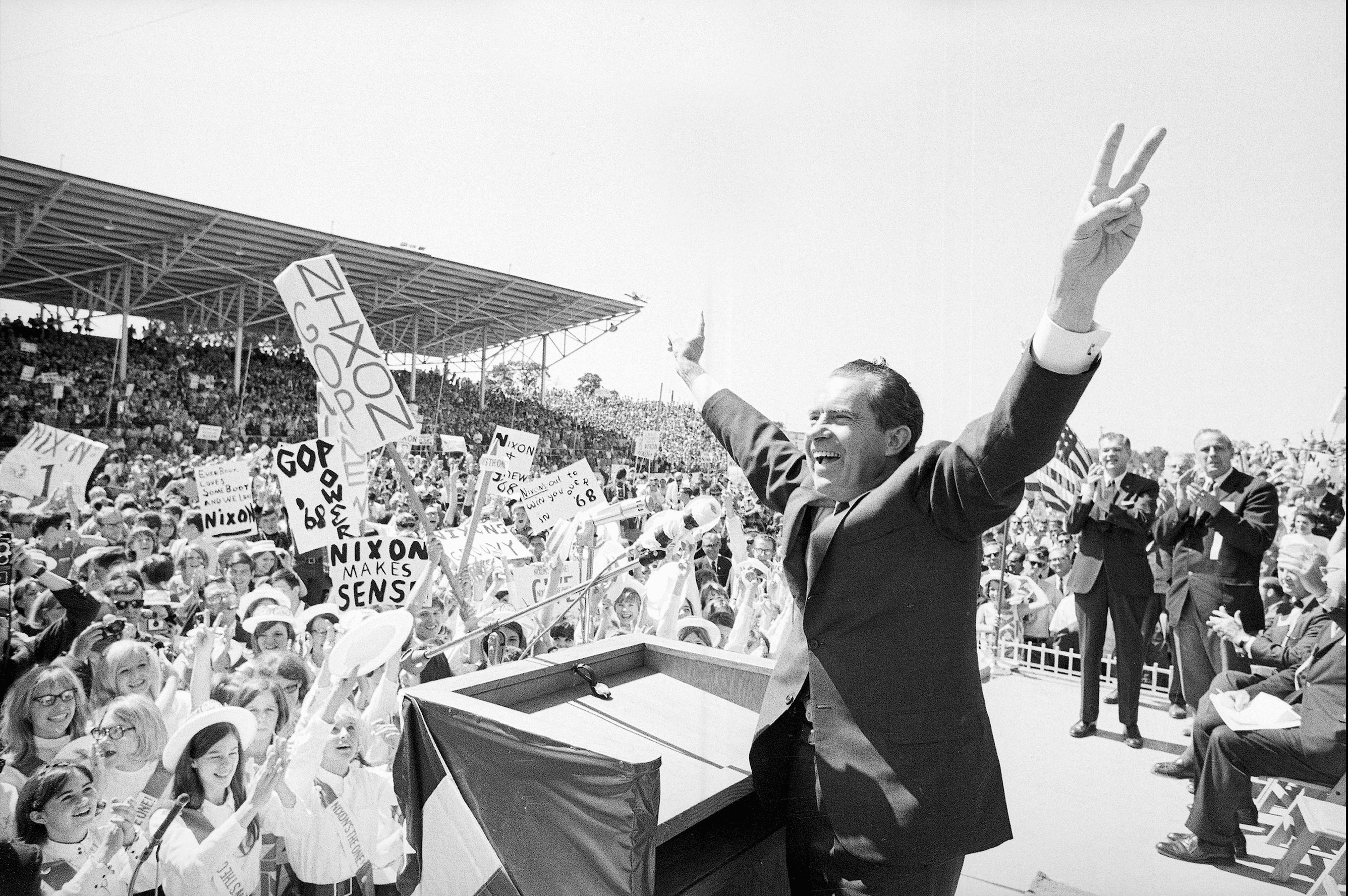 Photo du 19 septembre 1968, le candidat à la présidence de l'époque, Richard Nixon, sous les acclamations de la foule, au champ de foire de Springfield (c) Sipa AP21738232_000001