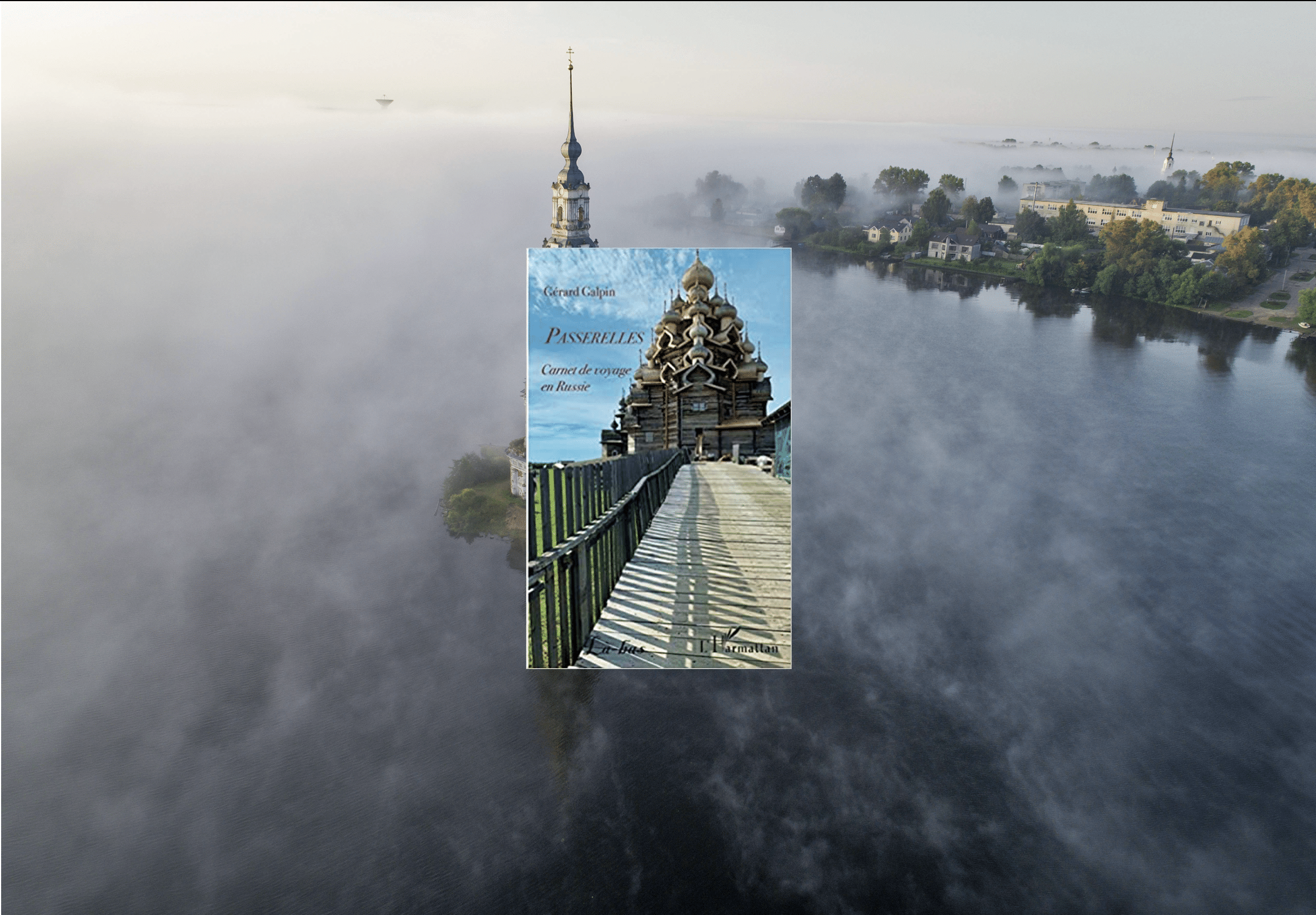 Le célèbre clocher de Kalyazin, qui fait partie du monastère submergé de Saint-Nicolas, est visible dans le brouillard matinal dans la ville de Kalyazin située sur la Volga, à 180 km (111 miles) au nord-est de Moscou (c) Sipa AP22366649_000001