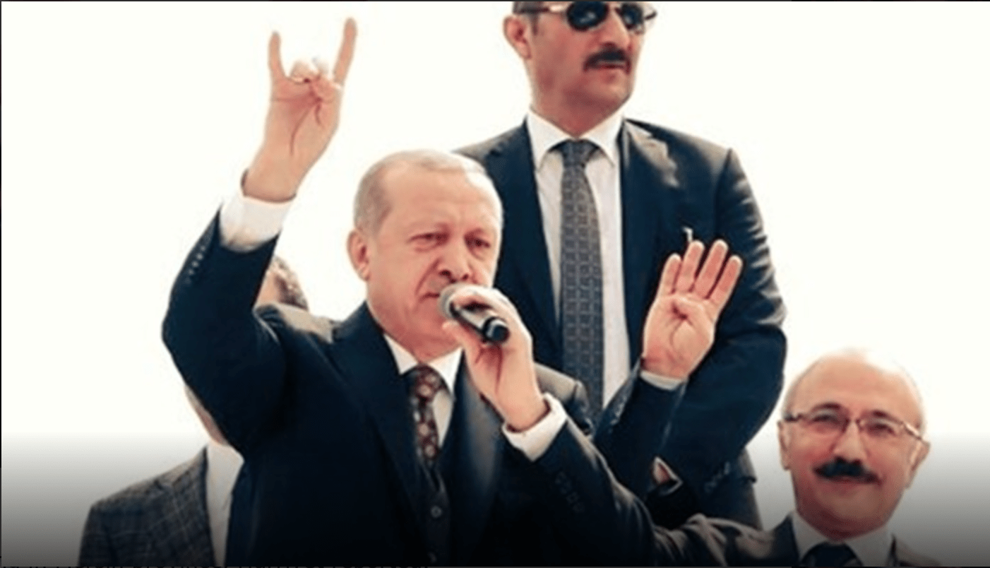 Erdogan faisant le signe de reconnaissance des Loups gris
