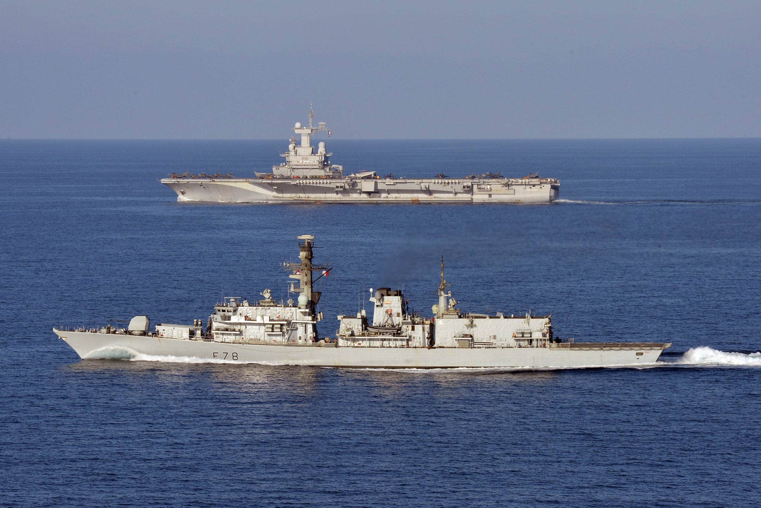 Le HMS Kent effectue des manœuvres avec le porte-avions français Charles De Gaulle
HMS Kent entered the port of Djibouti for a five day stop as part of the Combined Task Force (CTF) 473. The task force was led into Djibouti by the French Aircraft Carrier, FS Charles De Gaulle.