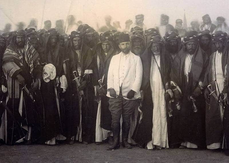 Djemal Pacha avec les chefs de tribus irakiennes au sud de Bagdad (c) Wikipedia