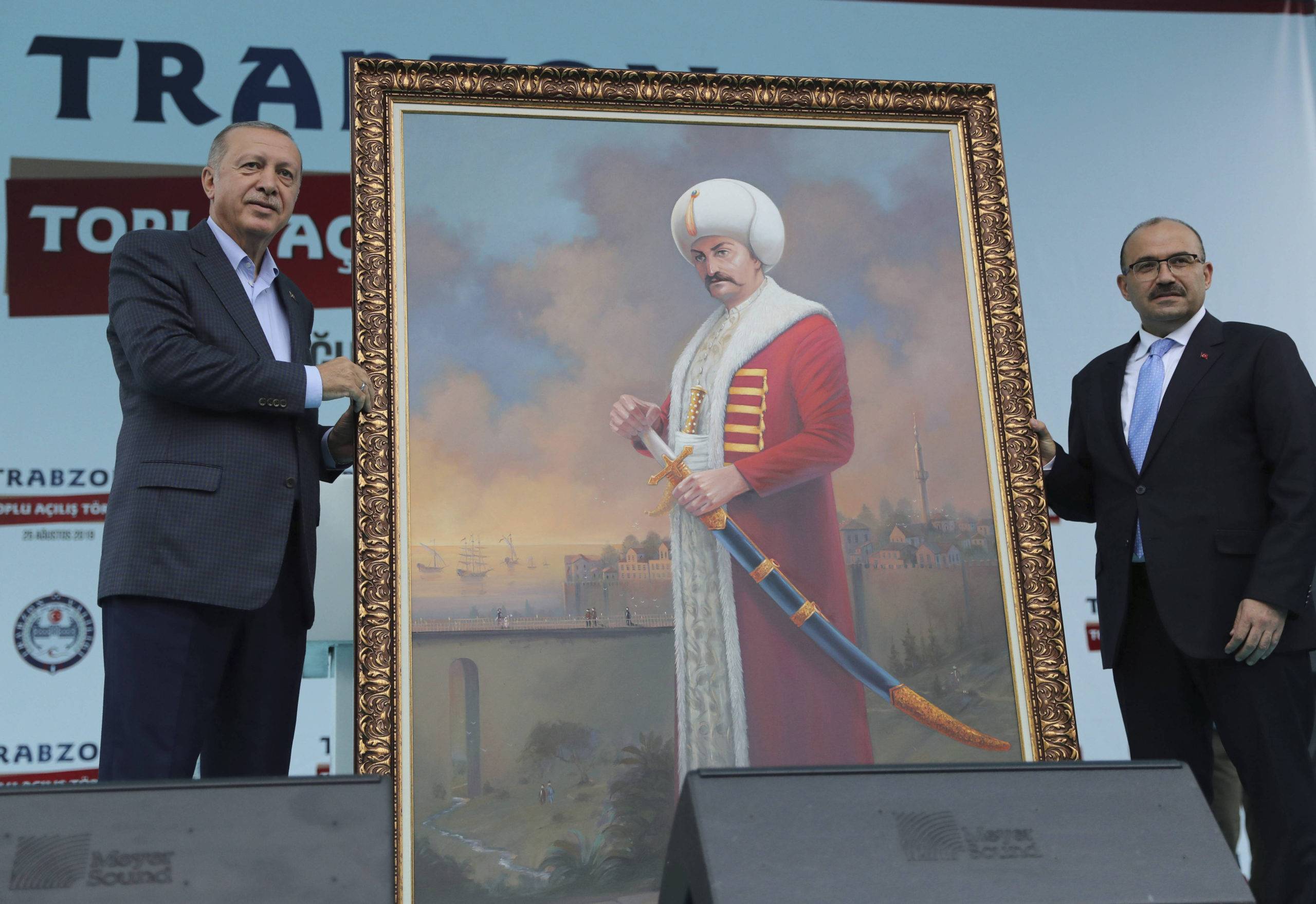 Le président turc Recep Tayyip Erdogan, à gauche, reçoit une peinture d'un sultan ottoman (c) Sipa AP22371047_000003