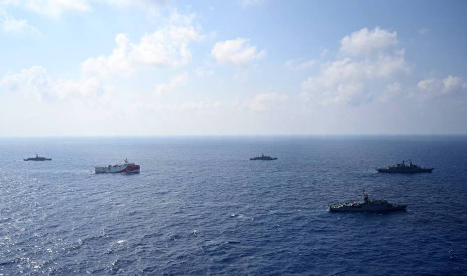 Sur cette photo fournie par le ministère turc de la défense, le navire de recherche turc Oruc Reis, en rouge et blanc, est entouré de navires de la marine turque alors qu'il se dirigeait à l'ouest d'Antalya sur la Méditerranée (c) Sipa AP22481834_000002