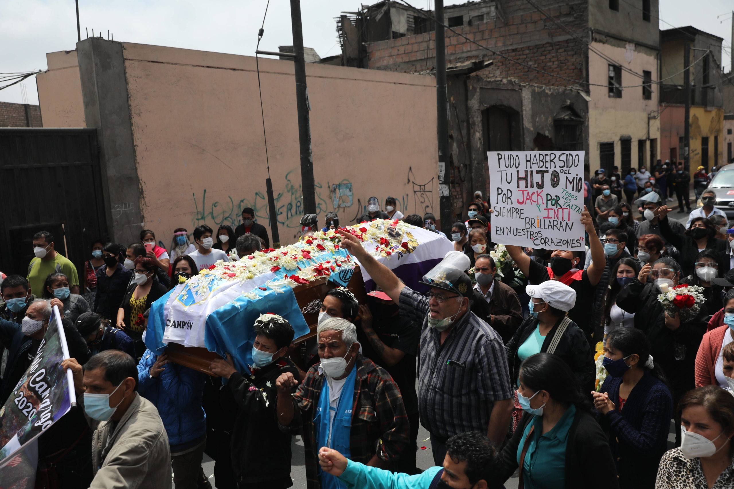 Des gens portent le cercueil d'Inti Sotelo Camargo, 24 ans, un étudiant décédé le 14 novembre lors des manifestations contre la destitution du président Martin Vizcarra par les législateurs (c) Sipa AP22513990_000041