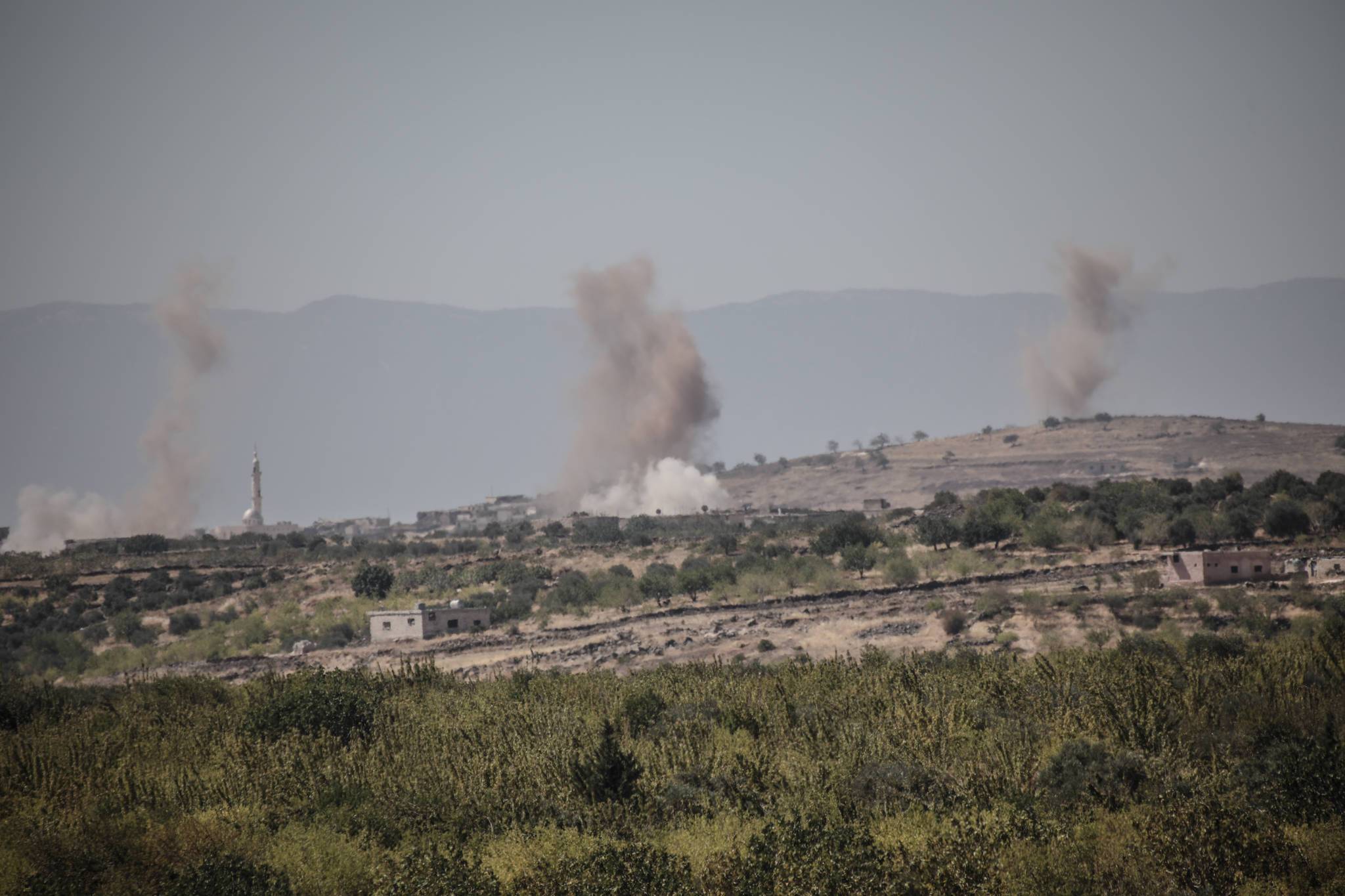 La fumée s'échappe des villages de la région d'al-Bara, dans la province méridionale d'Idlib, à la suite du bombardement par les forces gouvernementales pro-syriennes le 15 septembre 2020 (c) Sipa SIPAUSA30235221_000003