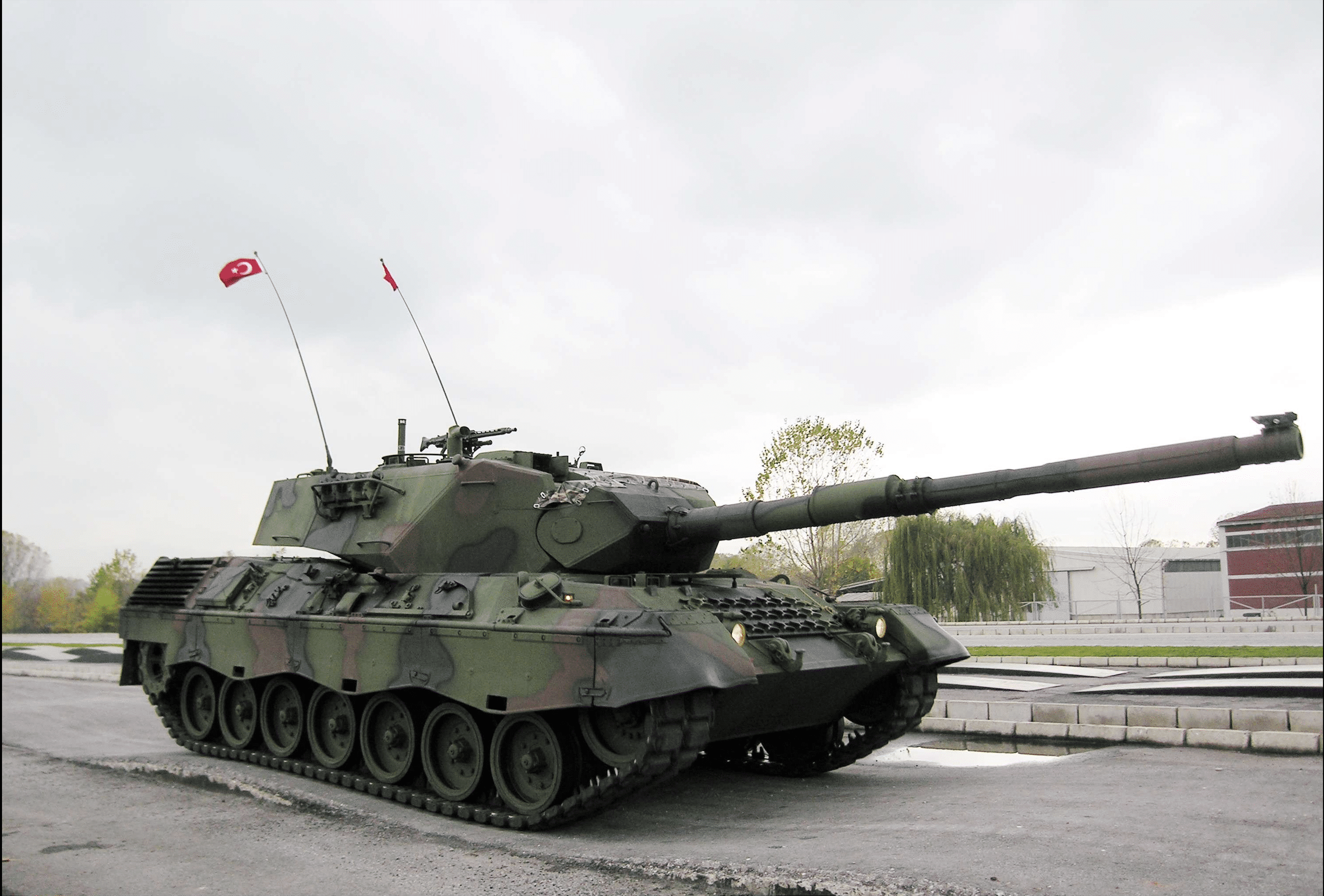 Un char Leopard 1 de l'armée turque traverse un champ de tir d'essai sur une base militaire près de la ville occidentale d'Arifiye, en Turquie (c) Sipa AP20876541_000001