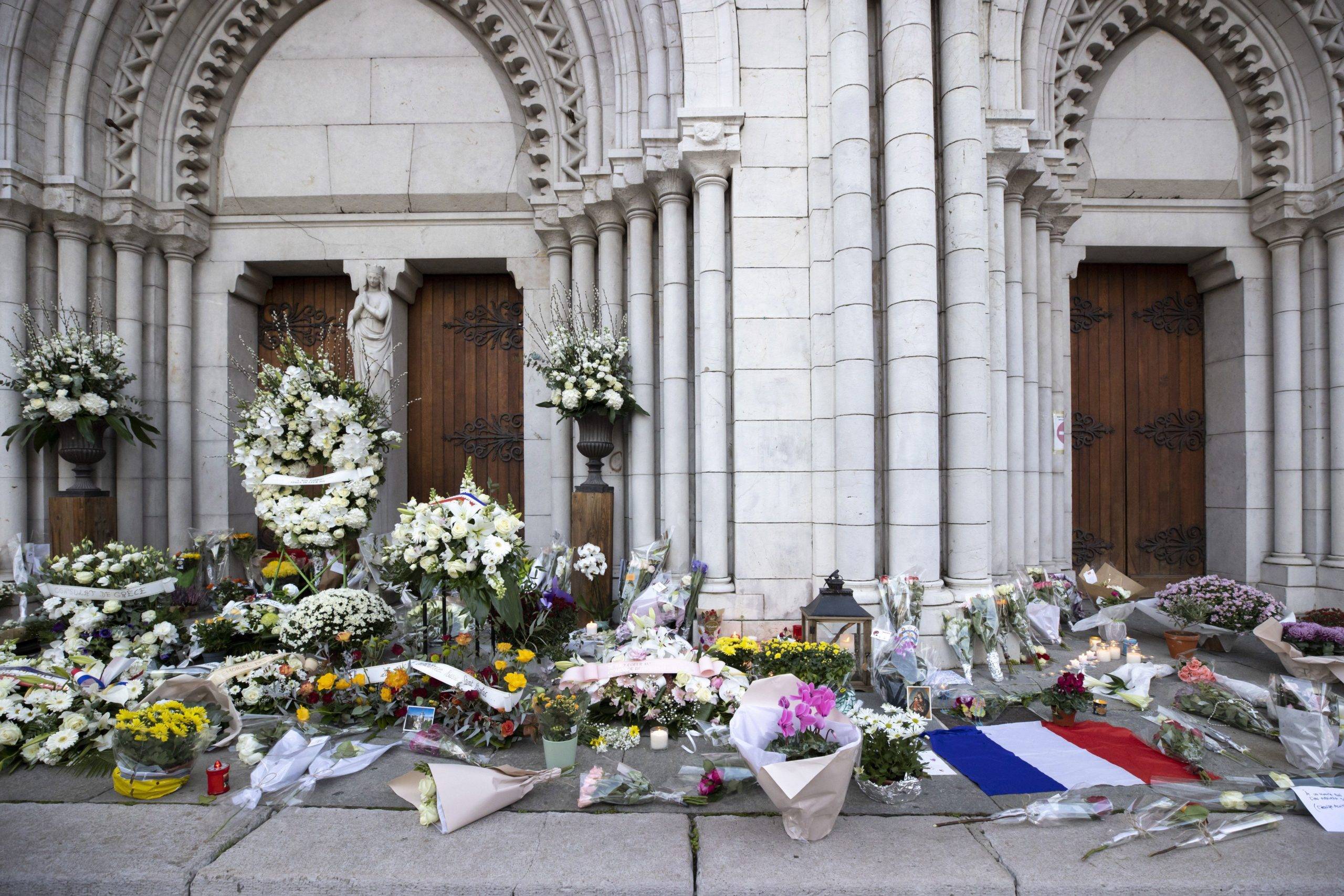 Fleurs et bougies déposées devant la Basilique Notre-Dame de l'Assomption, le lendemain de l'attaque au couteau dans l'édifice ayant fait trois morts (c) Sipa 00988662_000003