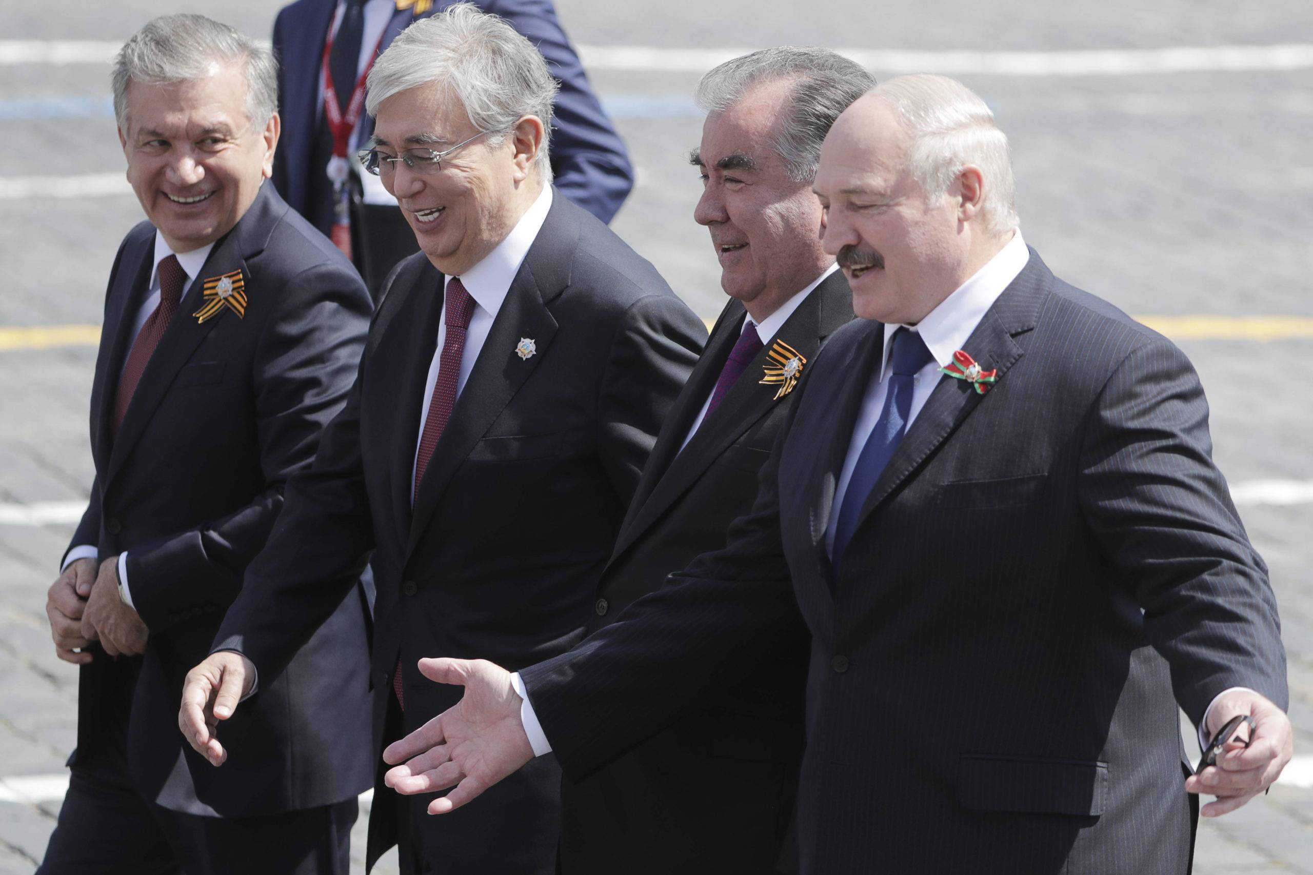 Le président de l'Ouzbékistan, Shavkat Mirziyoyev, le président du Kazakhstan, Kassym-Jomart Tokayev, le président du Tadjikistan, Emomali Rakhmon, et le président de la Biélorussie, Alexander Lukashenko (de gauche à droite), marchent sur la Place Rouge lors d'un défilé militaire du Jour de la Victoire marquant le 75e anniversaire de la victoire dans la Seconde Guerre mondiale (c) Sipa 20200624