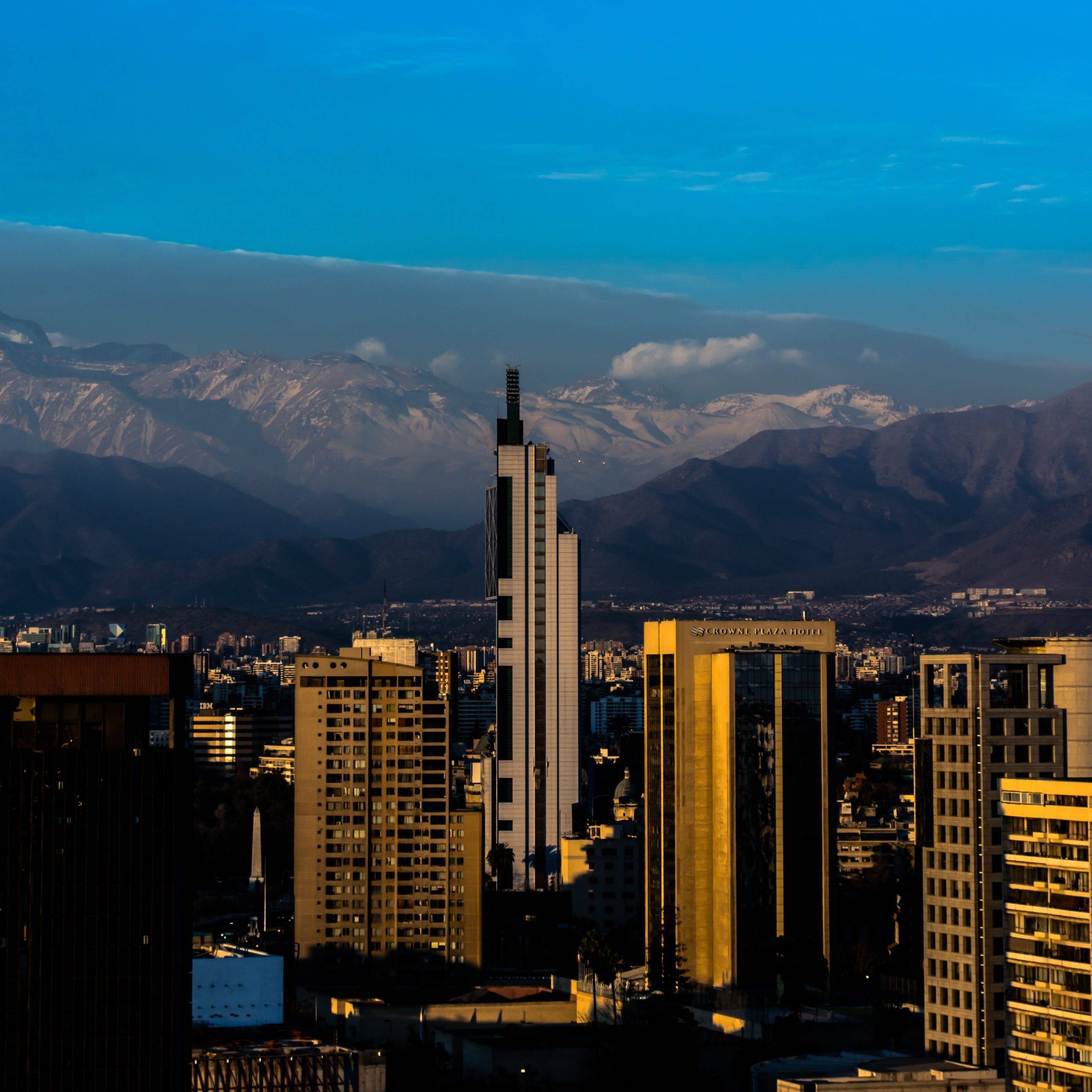 Santiago du Chili. Les grattes-ciel et les montagnes. (c) Unsplash.