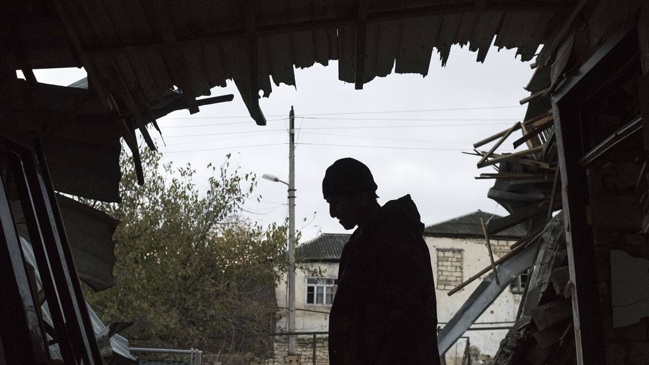 Habitant du Haut-Karabakh découvrant sa maison en ruines, après l'armistice du 10 novembre. (c) Sipa 00993441_000001