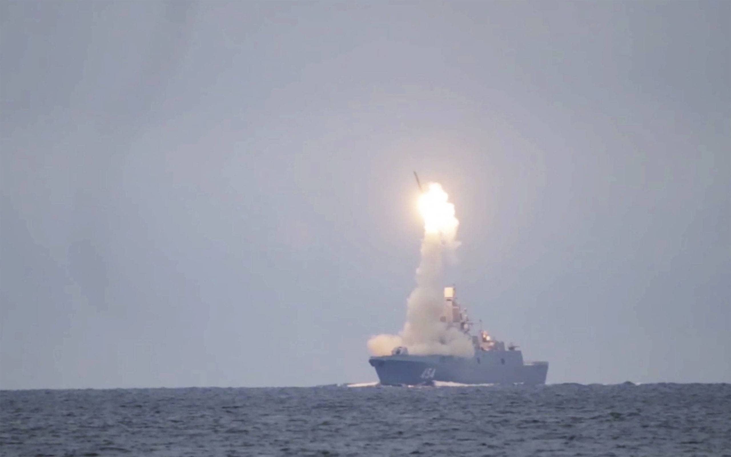 Le missile de croisière hypersonique Zircon russe est lancé depuis la frégate Amiral Groshkov, en mer Blanche, au nord de la Russie (c) Sipa AP22500609_000001