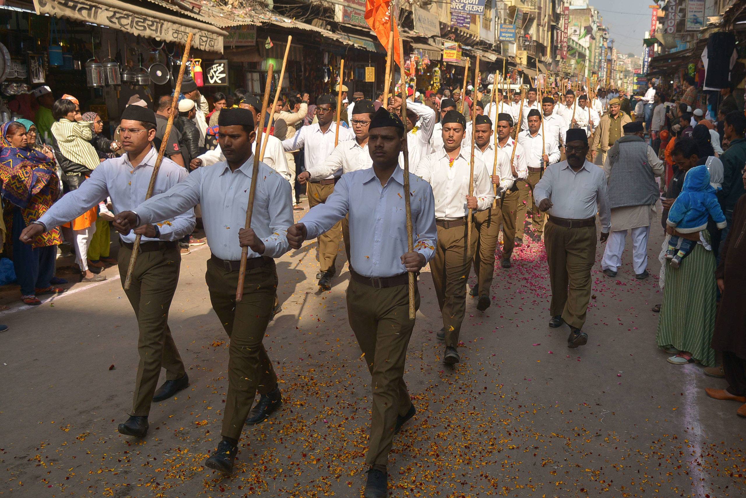 Des milliers de bénévoles du mouvement nationaliste RSS défilent à Ajmer (Rajasthan) en Inde (c) Sipa Shutterstock40780593_000015