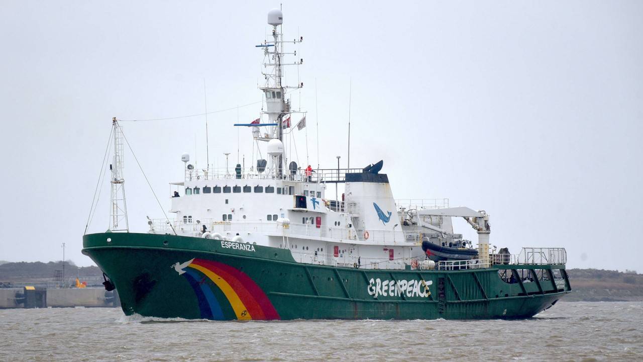 Le bateau affrété par l'ONG Greenpeace, à laquelle on doit le slogan "Plus on est riche, plus on pollue". (c) Sipa Shutterstock40795777_000001