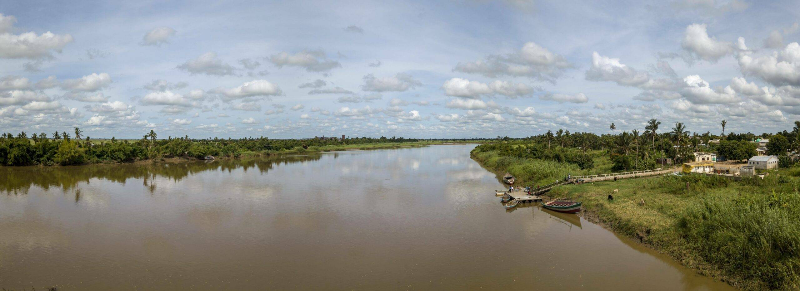 Landscape panorama on the Buzi River, Buzi, Sofala Province, Mozambique, Africa/ibxszn05777392/imageBROKER.com/Michael Szoenyi/SIPA/2006171505