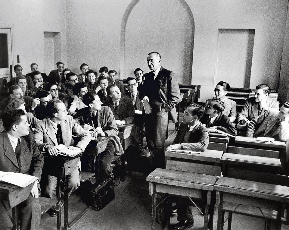Freidrich Hayek, personnage central de la pensée libérale-conservatrice devant des étudiants de la LSE à Londres, 1948.