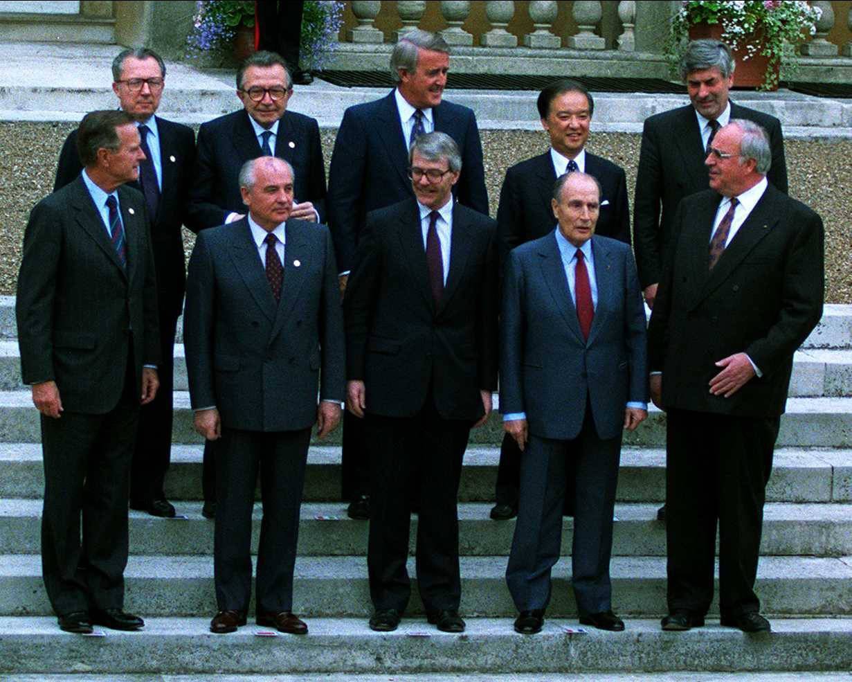 Top,Jacques Delors, Giulio Andreotti, Brian Mulroney, Toshiki Kaifu, Ruud F. M. Lubbers, Bottom  George Bush, Mikhail Gorbachev, John Major, Francois Mitterrand,   Helmut Kohl  1991 London Economic Summit   18 July 1991     Date: 18-Jul-1991 - Rights Managed - 12036814 - Credit:  Mary Evans/Allstar/Richard Maw/SIPA - 1903071153