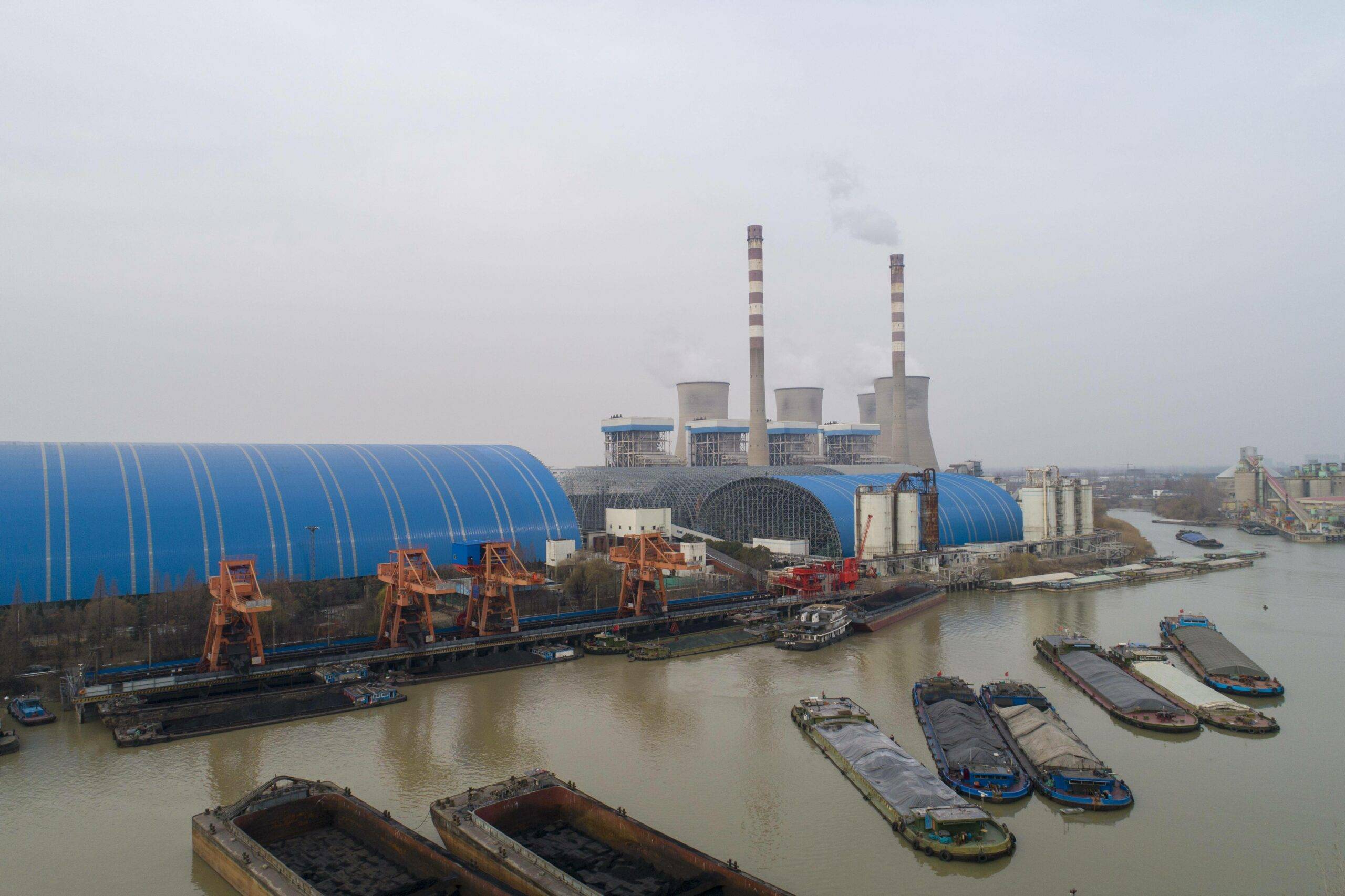 HUAI'AN, CHINA - DECEMBER 26, 2020 - Workers work on the roof of a closed coal yard in Huai 'an, East China's Jiangsu Province, Dec. 26, 2020. In order to create an ecological factory, effectively control surrounding dust and purify the environment, Huai 'an Huaneng Huaiyin Power Plant started the coal yard closed renovation project.
 (Photo by He Jinghua / Costfoto/Sipa USA)/31836610//2012261205