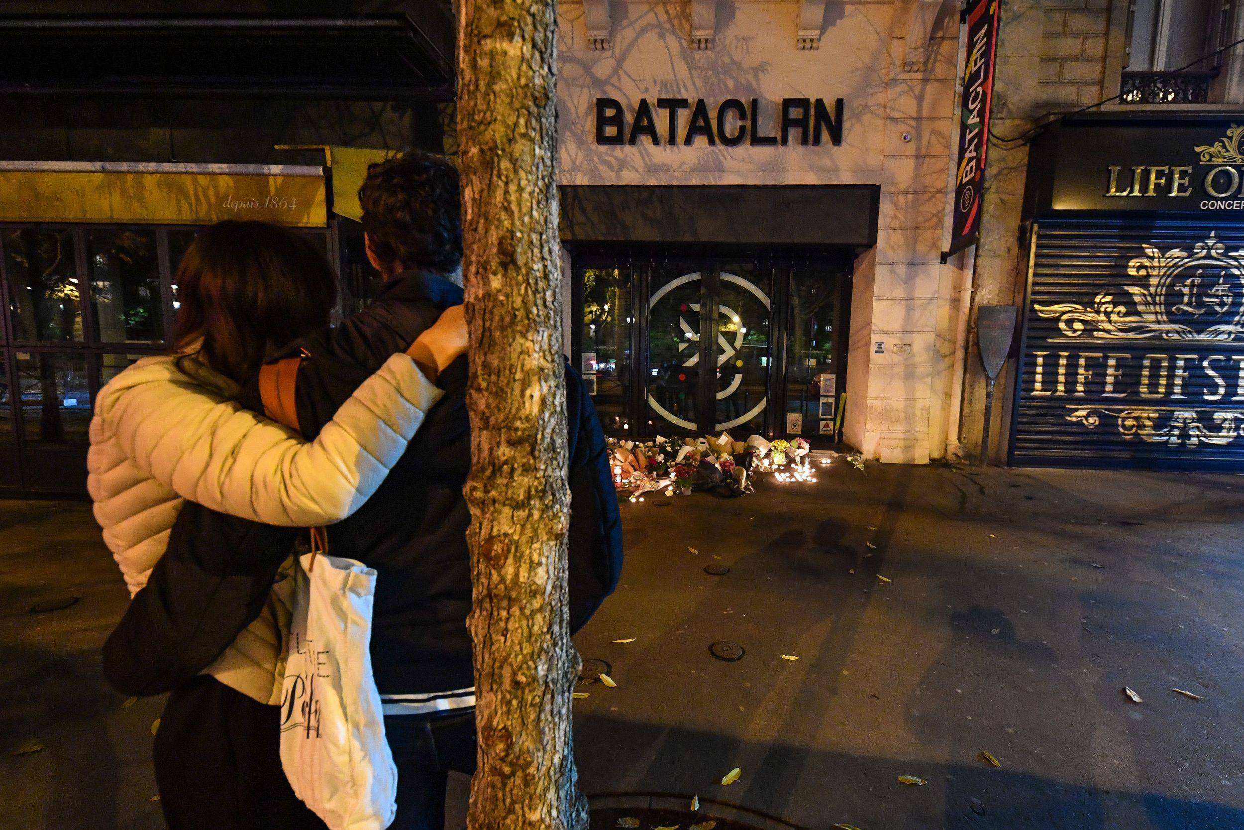 Dépôt de fleurs au Bataclan. Ils n’auront pas notre haine
//URMAN_10651/2011140654