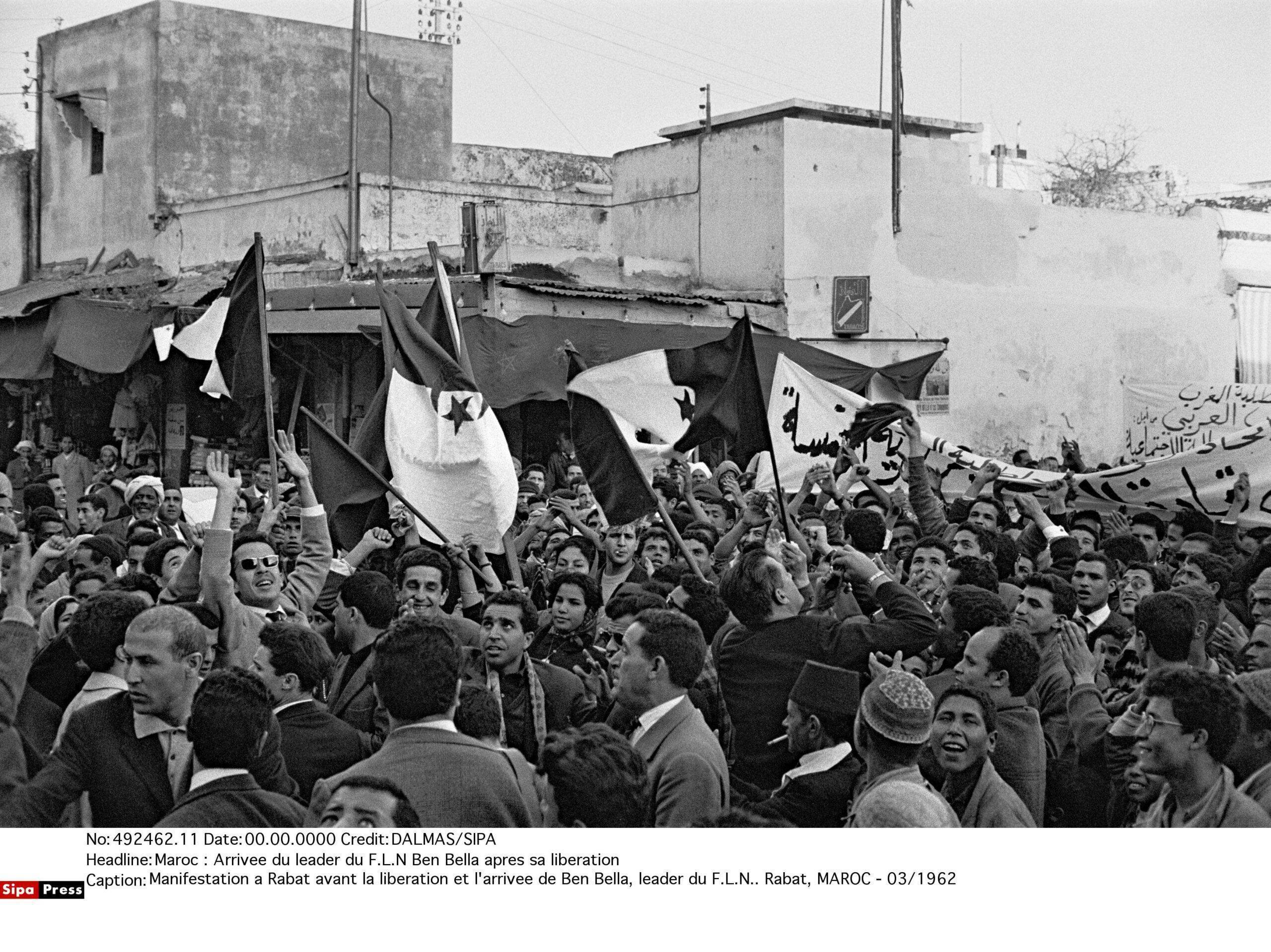 Manifestation à Rabat avant la libération et l'arrivée de Ben Bella, leader du F.L.N.. Rabat, MAROC - 03/1962 - Crédit photo : SIPA