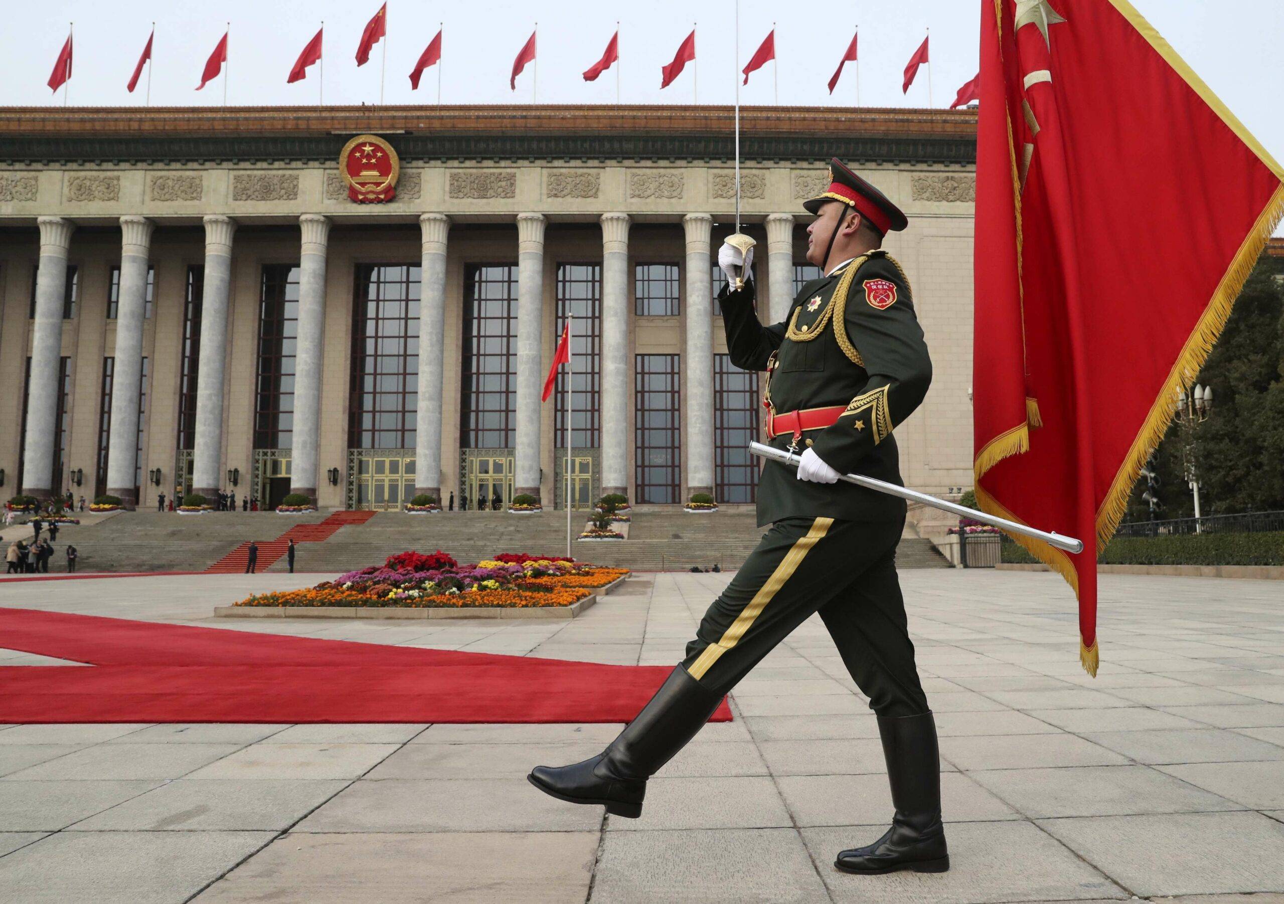 FILE - un membre de l'armée chinoise défile avant la cérémonie d'accueil du président Donald Trump et du président chinois Xi Jinping au Grand Hall du Peuple, à Pékin, en Chine. (AP Photo/Andrew Harnik, File)/WX125/19015796083869/A NOV. 9, 2017, FILE PHOTO/1901152317