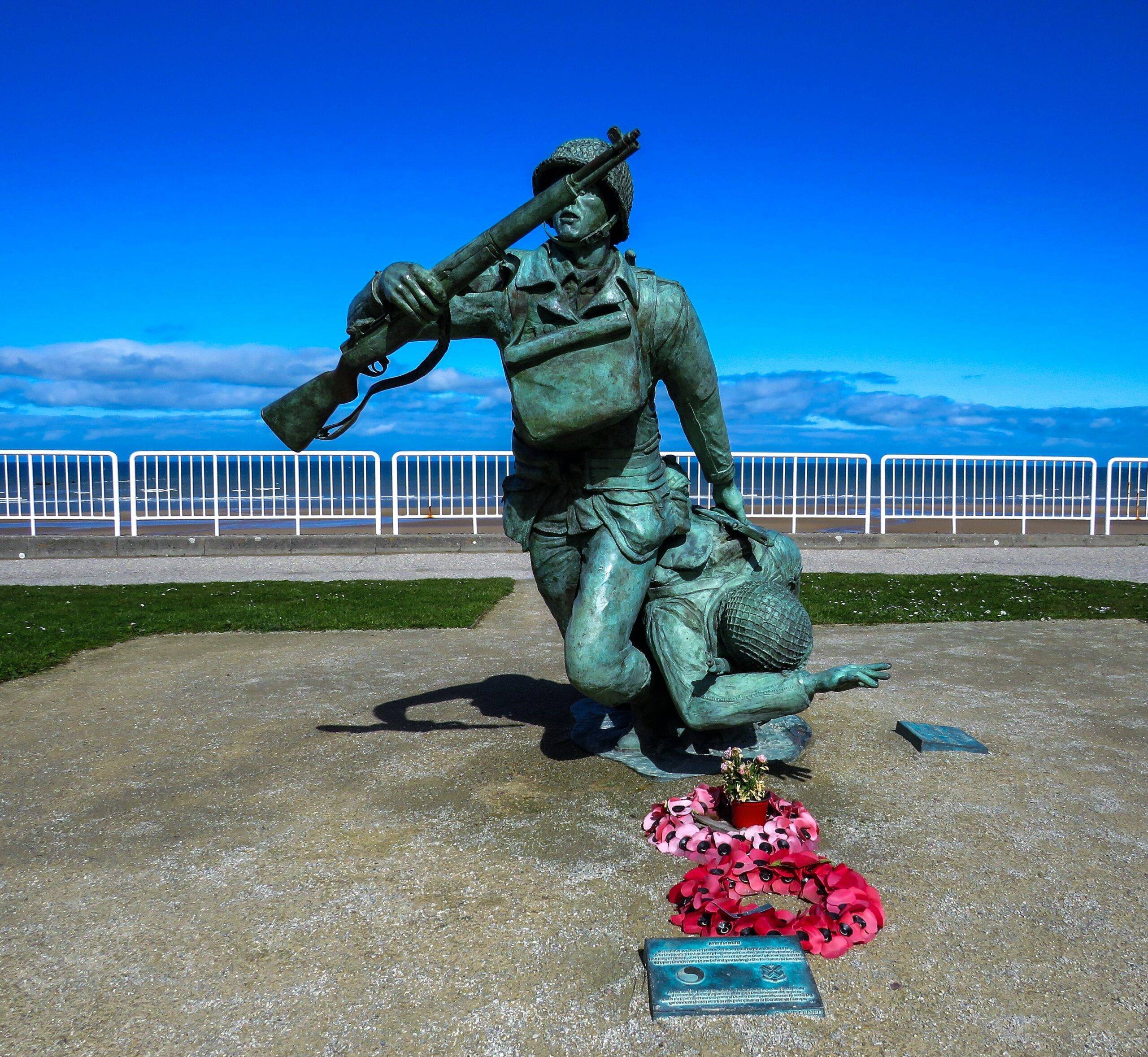 Vierville-sur-Mer (14710)
   Hommage aux soldats.  
(c) Unsplash