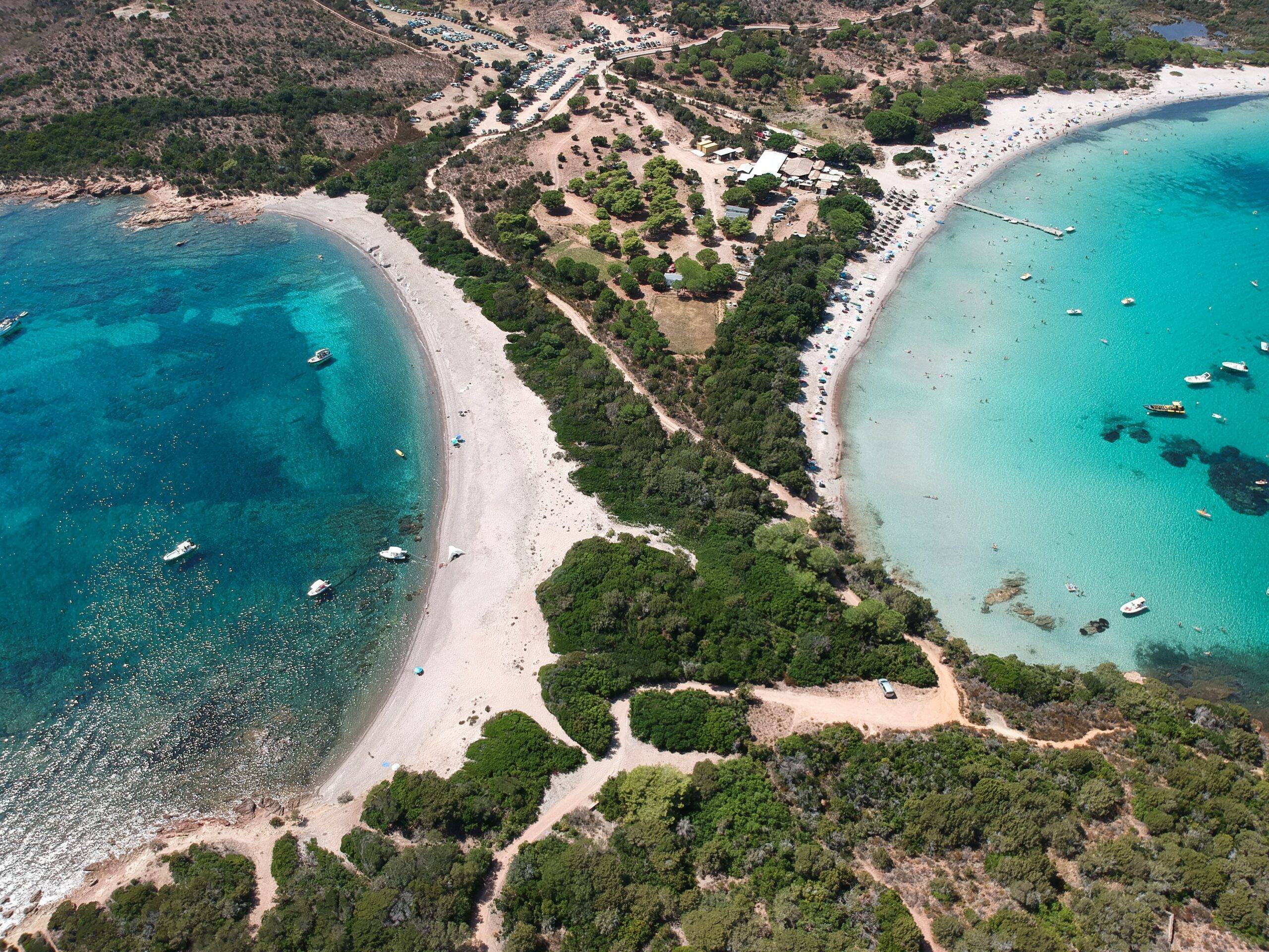 Plage de la Rondinara et Baie de Sant’Amanza, Bonifacio, Corse du Sud. Crédit photo : Unsplash