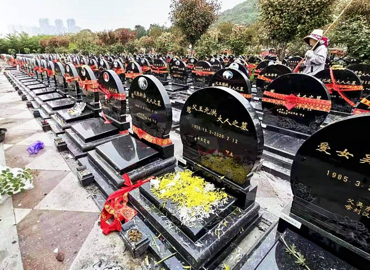 Graves of people who died last year are pictured at a graveyard in Wuhan, China on April 8, 2021. ( The Yomiuri Shimbun via AP Images )/YOMIU/21099117667476/133945+0900 JAPAN OUT/2104090520
