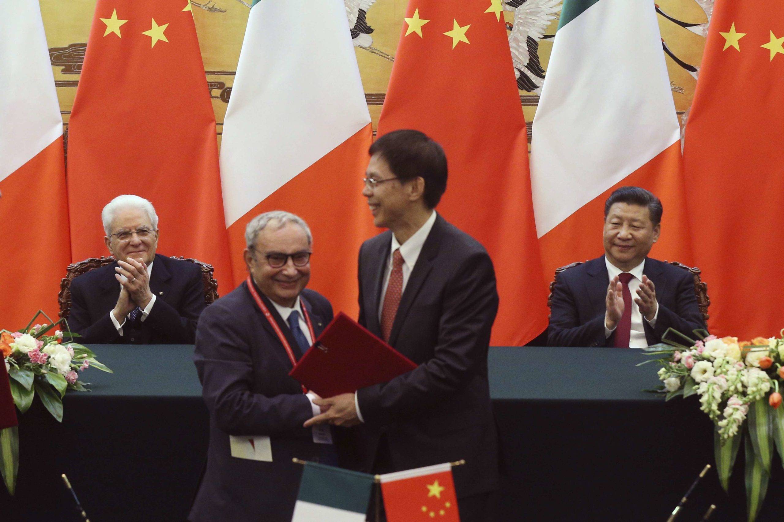 Italian President Sergio Mattarella, left, and his Chinese counterpart Xi Jinping, right, clap as officials from the both countries shake hands after exchange documents signed an agreement at the Great Hall of the People in Beijing Wednesday, Feb. 22, 2017. (Wu Hong/Pool Photo via AP)/TKTT311/17053410157064/POOL PHOTO/1702221246