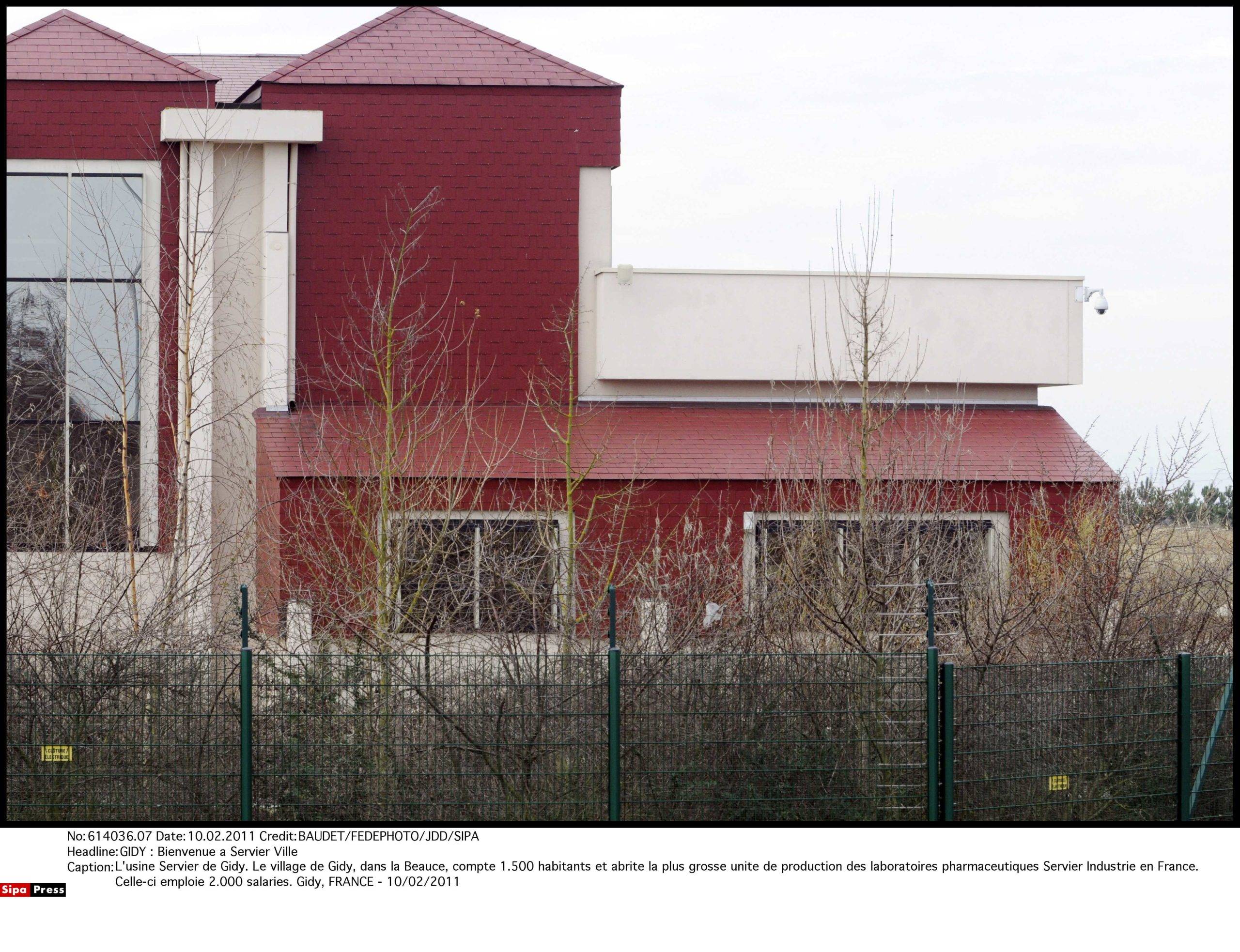L'usine Servier de Gidy. Le village de Gidy, dans la Beauce, compte 1.500 habitants et abrite la plus grosse unite de production des laboratoires pharmaceutiques Servier Industrie en France. Celle-ci emploie 2.000 salaries. Gidy, FRANCE - 10/02/2011/Credit:BAUDET/JDD/SIPA/1102141427