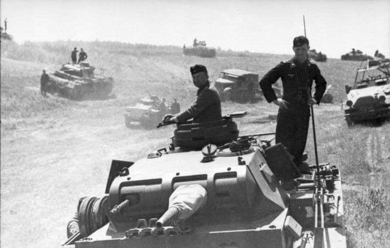 Des soldats allemands sur un Panzer III en Pologne, la veille du déclenchement de l'opération Barbarossa. L'optimisme règne encore.