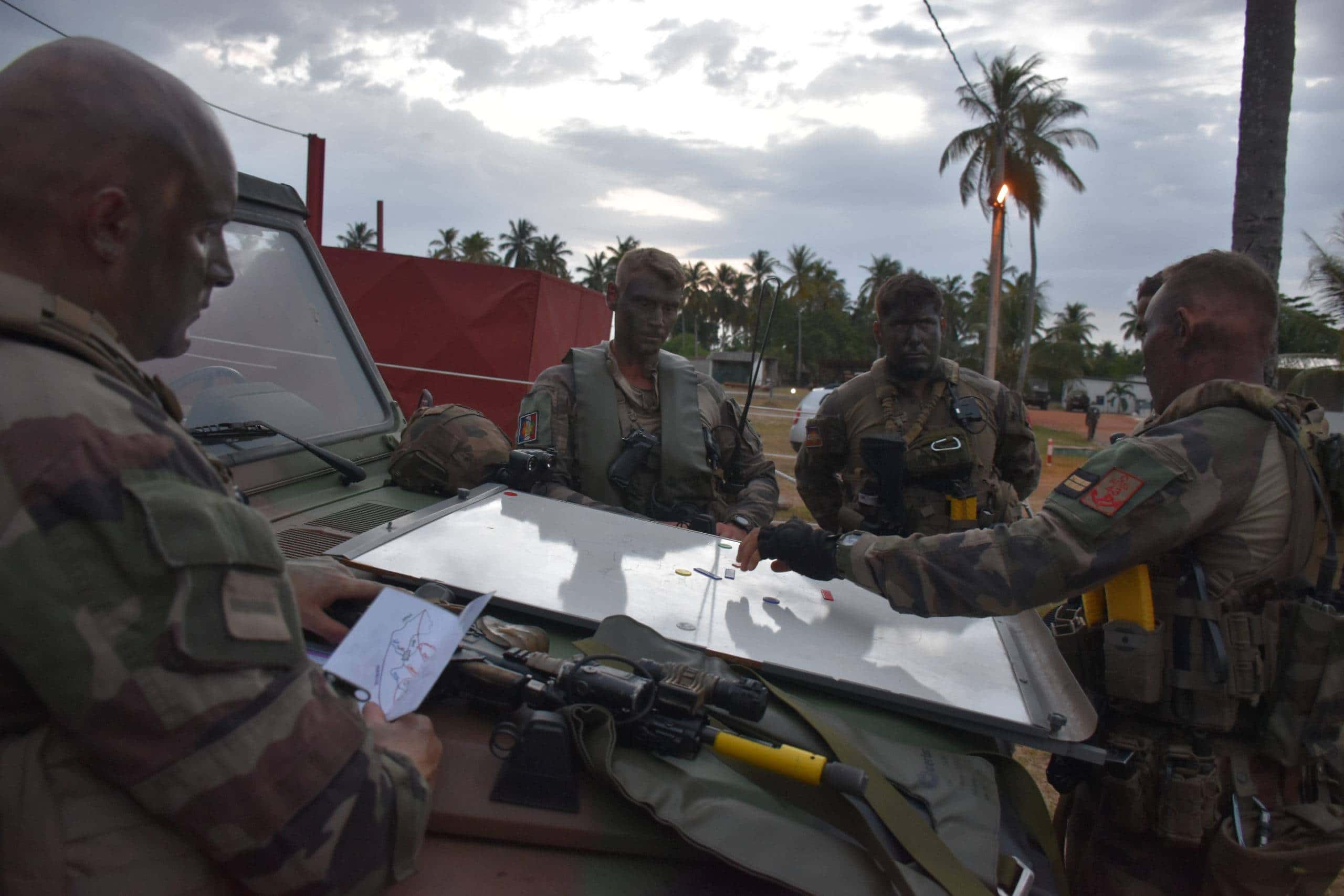 Les cadres de la section du RMT répètent les objectifs de l'action de la nuit sur l'Ile aux chauve-souris, sur la lagune d'Abidjan. (c) Jean-Marc Tanguy, mars 2021.