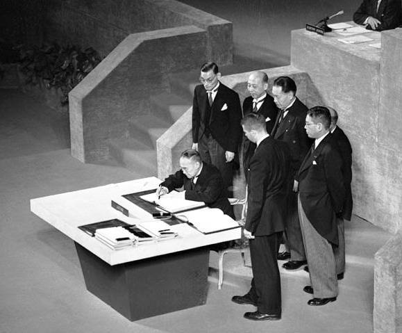 Signature du traité de paix de San Francisco par le Japon le 8 septembre 1951.