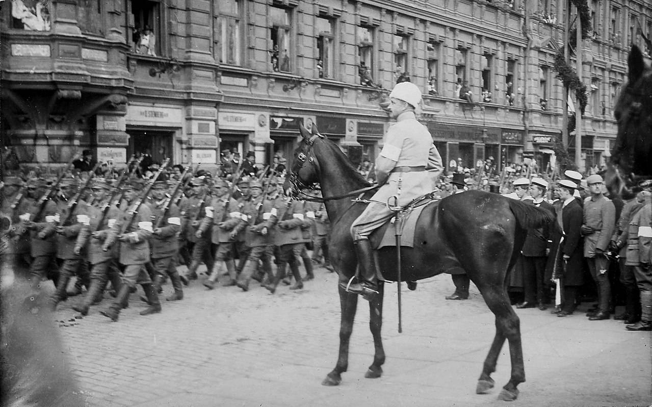 Le général Mannerheim dirigeant la parade de la victoire de l'Armée blanche à la fin de la guerre civile de 1918.