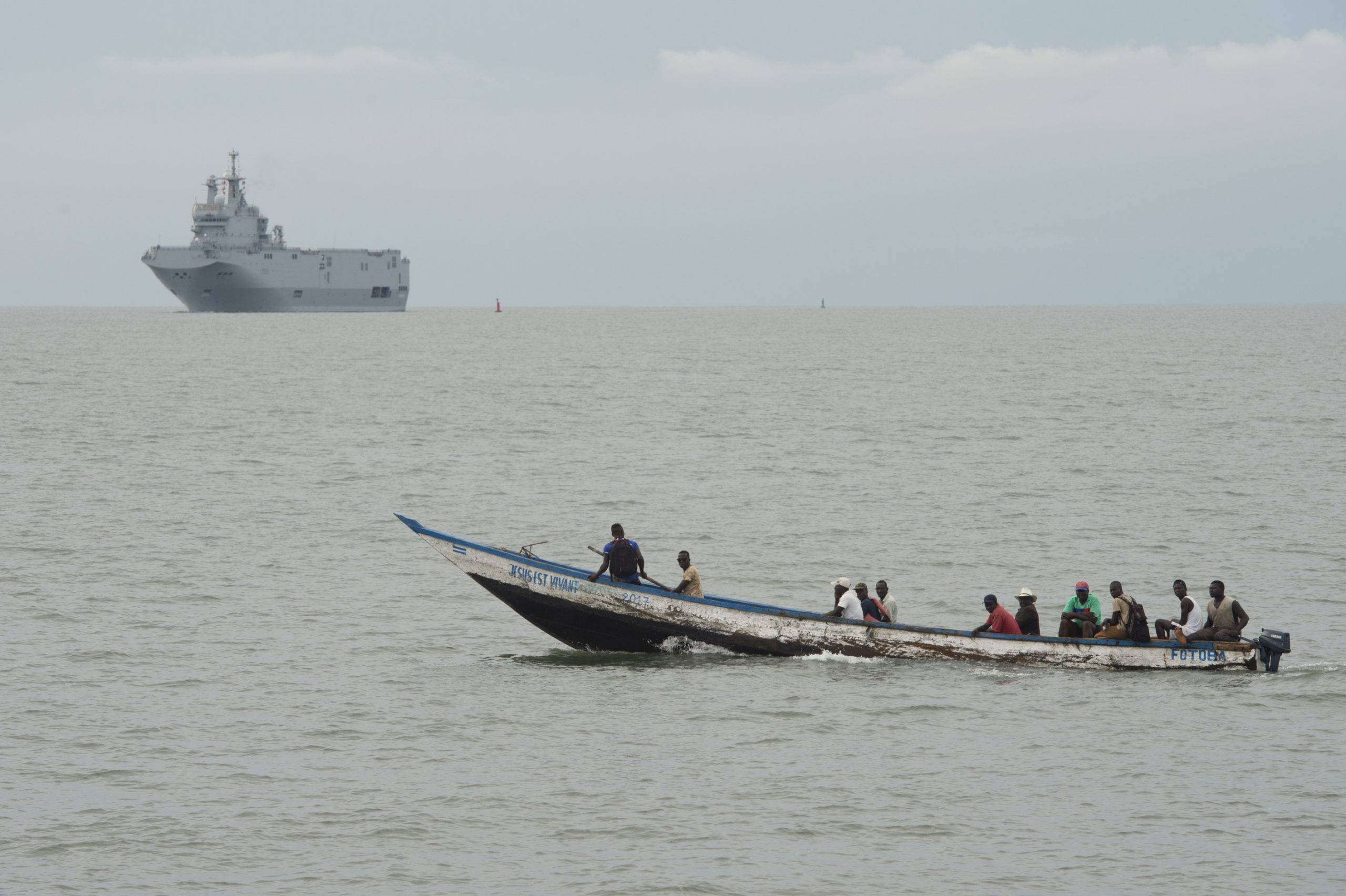 Arrivée du BPC Dixmude à Conakry en Guineé, le mardi 26 septembre 2017.

Le Bâtiment de Projection et de Commandement Dixmude a appareillé de Toulon le lundi 14 août 2017 pour la mission Corymbe 138.

L'opération Corymbe est une opération quasi-permanente des forces armées françaises dans le golfe de Guinée mis en place depuis 1990. Déployée dans une zone d’intérêt stratégique, l'opération Corymbe vise deux objectifs majeurs :                               
participer à la protection des intérêts français dans la zone.
- participer à la diminution de l'insécurité maritime dans le golfe de Guinée et notamment en aidant au renforcement des capacités des marines riveraines du golfe dans le domaine de la sécurité maritime.