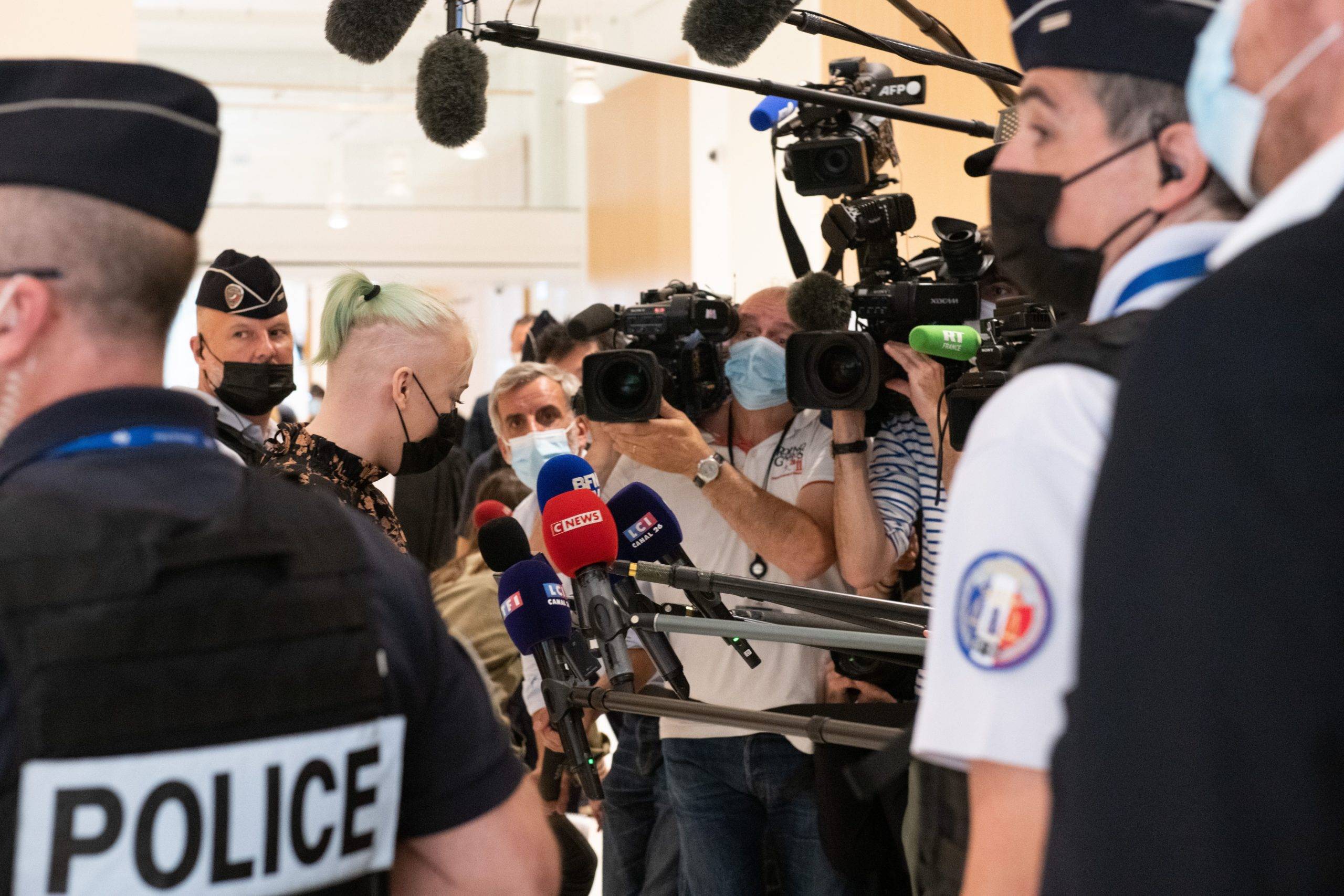 Ce mercredi, le tribunal de Paris rend son jugement dans l affaire Mila, premier dossier du nouveau pole national de lutte contre la haine en ligne. Ses cyberharceleurs condamnes a des peines de 4 a 6 mois de prison avec sursis. Point presse a la sortie de la salle d audience. Mila au Tribunal Judiciaire de Paris, Porte de Clichy, Paris. Mercredi 7 juillet 2021. Photographie de Jeanne Accorsini / Sipa Press. 

This Wednesday, the Paris court rendered its judgment in the Mila case, the first case of the new national pole against online hate. Her cyber stalkers were sentenced to 4 to 6 months suspended prison terms. Mila at the Judicial Court of Paris, Porte de Clichy, Paris. Wednesday, July 7, 2021. Photograph by Jeanne Accorsini / Sipa Press.//ACCORSINIJEANNE_1102.010370/2107071115/Credit:JEANNE ACCORSINI/SIPA/2107071124