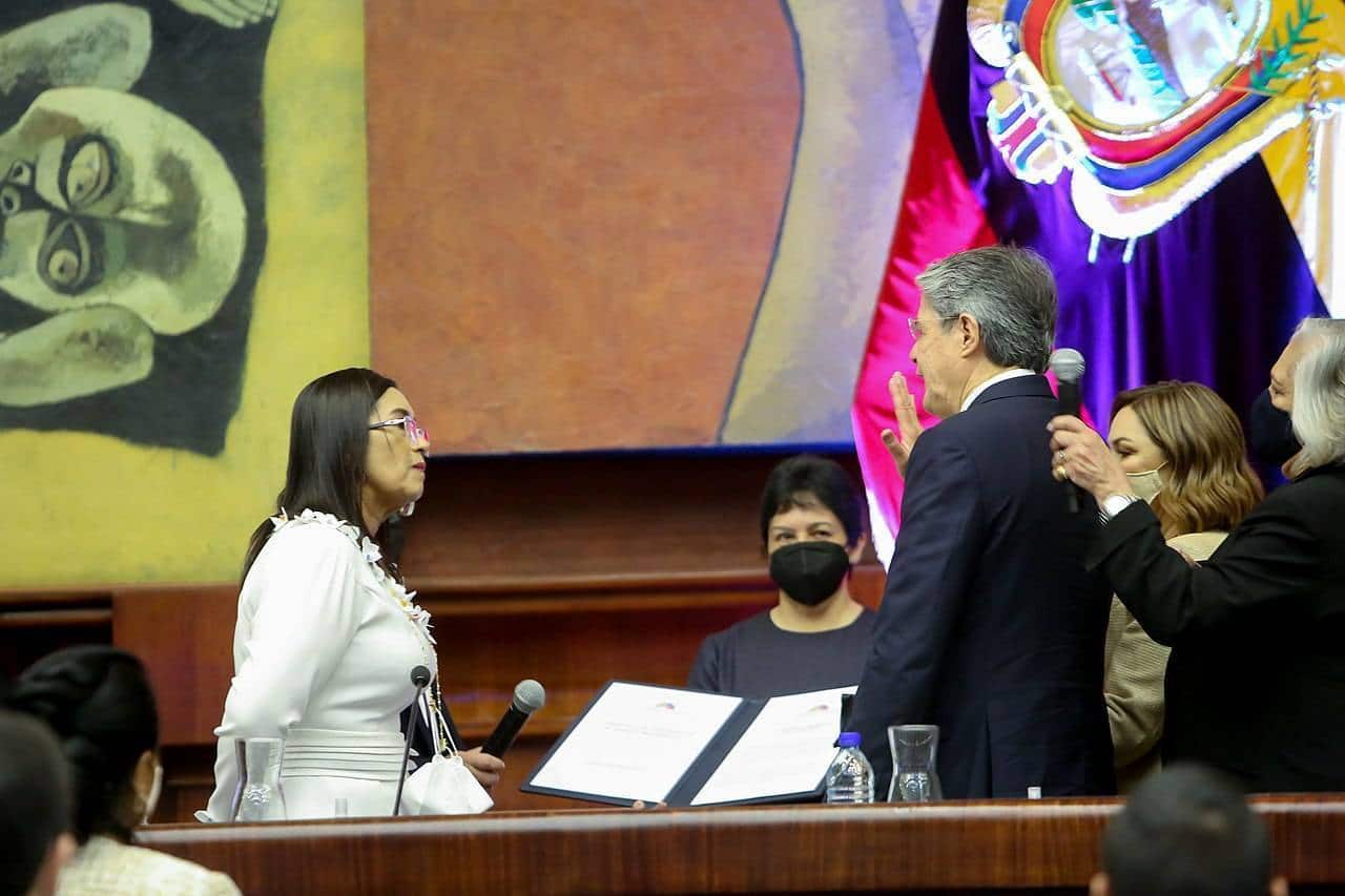 Équateur, 24 mai 2021, Changement de commandement présidentiel, prestation de serment de M. Guillermo Lasso Mendoza comme président constitutionnel de la République de l'Équateur par Mme Guadalupe Llori, présidente de l'Assemblée nationale. Équipe de photographie / Assemblée nationale. Source  : Wikipédia.