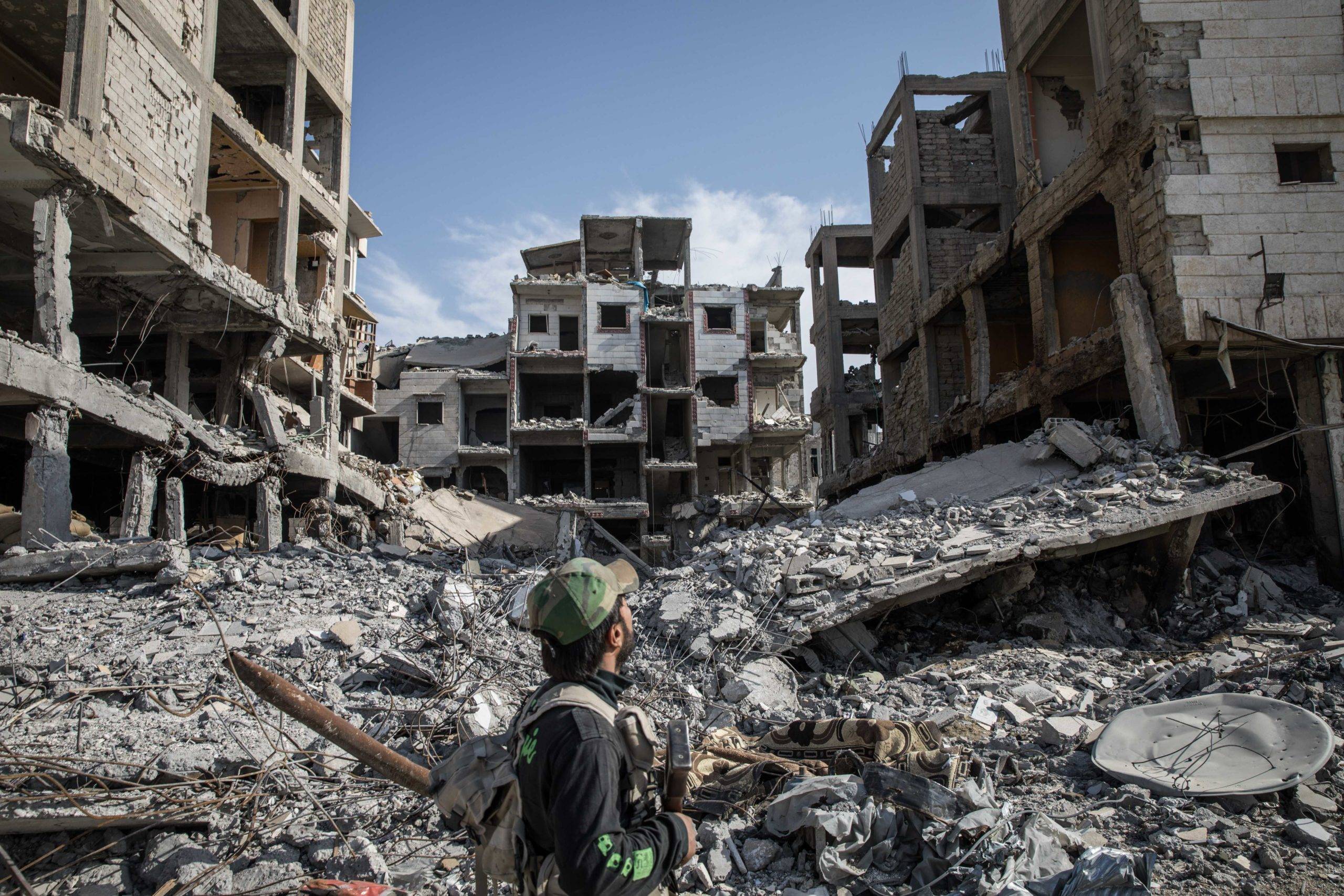 Un soldat FDS (forces democratiques syriennes) marche dans une rue de Raqqah, ancienne capitale de Daesh, en regardant les ruines. Raqqa Syrie, Novembre 2017./Credit:GEAI LAURENCE/SIPA/1712041415