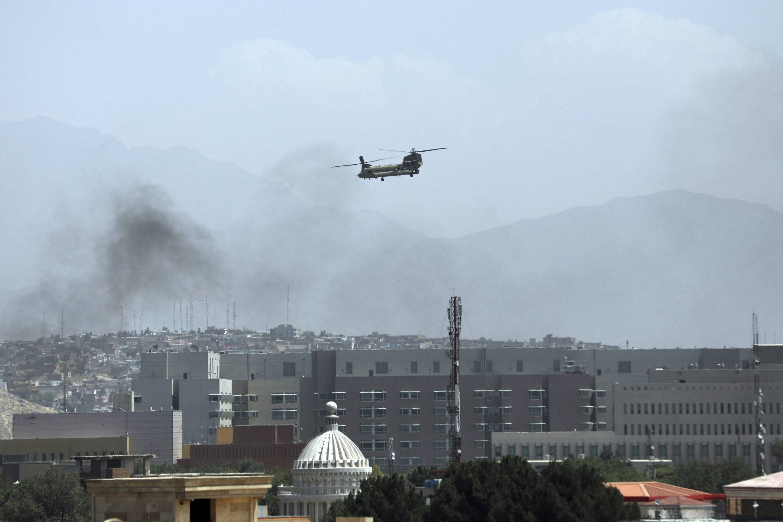 A U.S. Chinook helicopter flies over the city of Kabul, Afghanistan, Sunday, Aug. 15, 2021.  (AP Photo/Rahmat Gul)/XRG121/21227321721147//2108151115