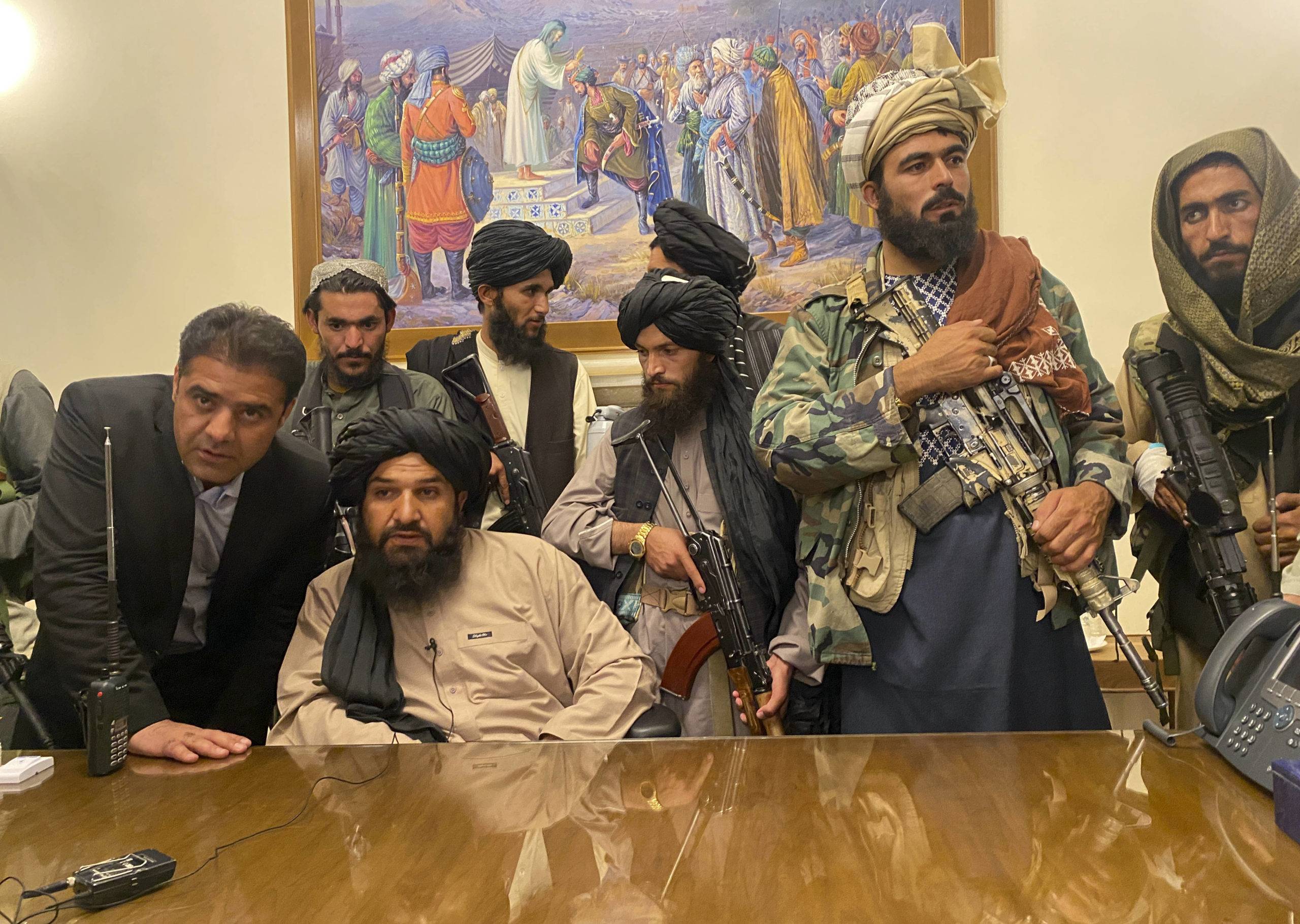 Des combattants talibans prennent le contrôle du palais présidentiel afghan après que le président Ashraf Ghani a fui le pays, à Kaboul, le dimanche 15 août 2021. (AP Photo/Zabi Karimi)/XRG156/21227743068873//2108152243