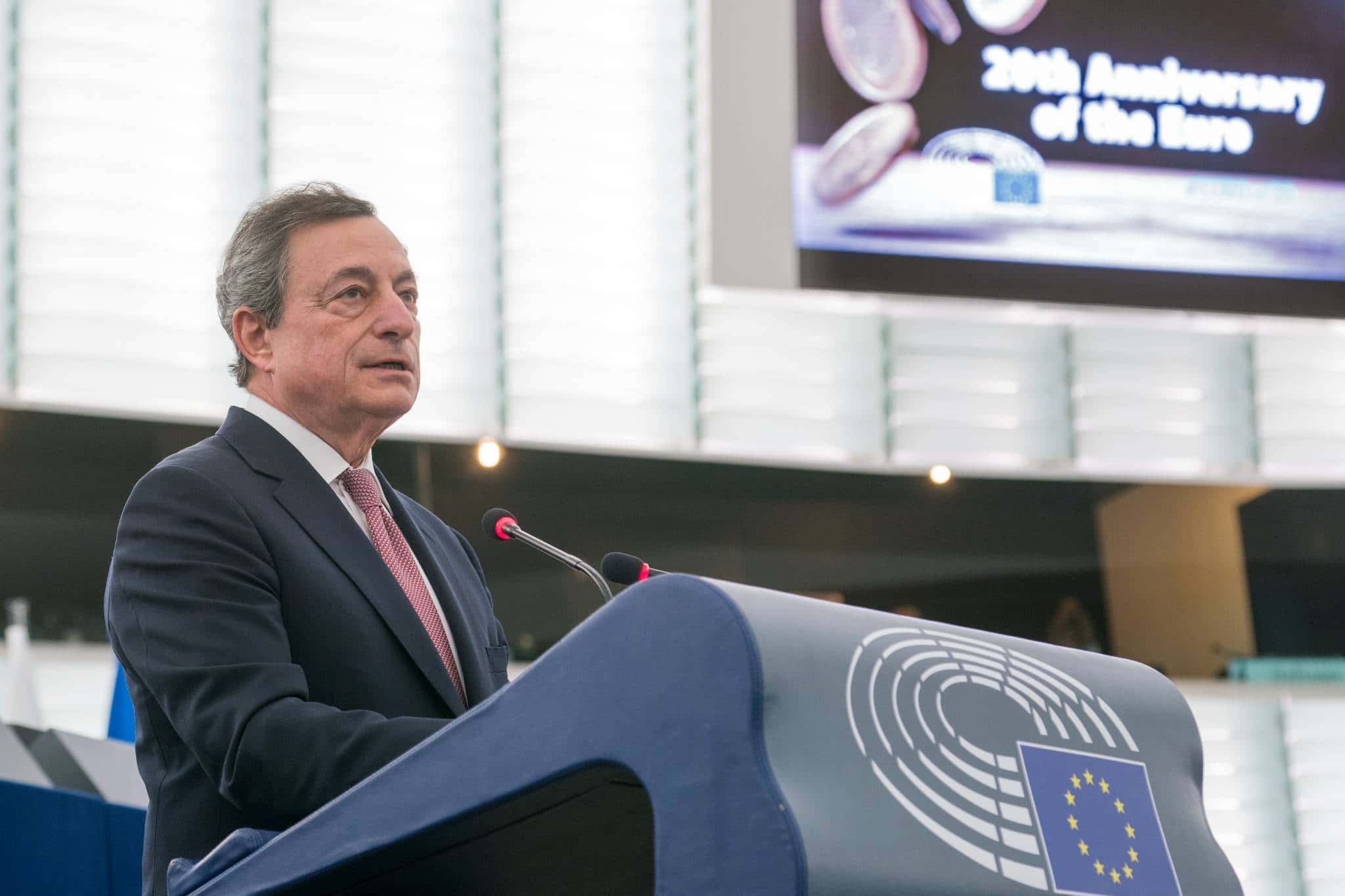 Mario Draghi s’exprimant au Parlement européen à l’occasion du 20e anniversaire du lancement de l’euro.  Crédit photo : CC BY 2.0