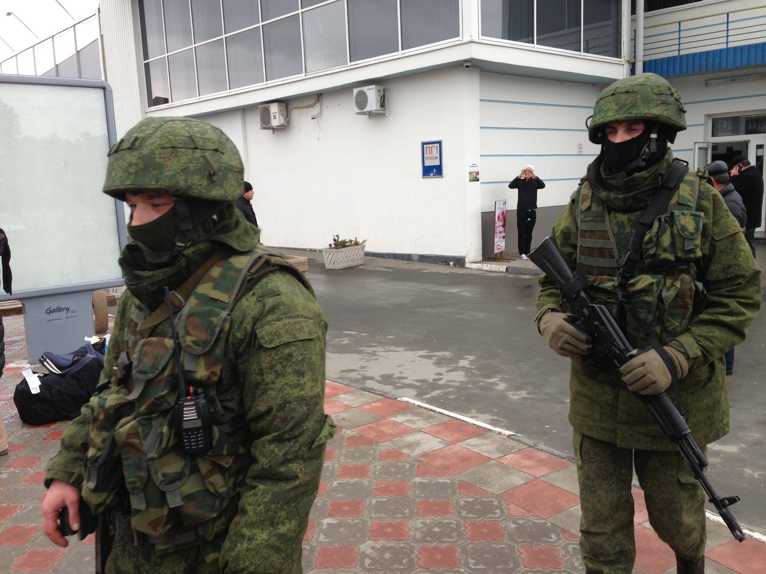 Guerre et culture stratégique russe.
Patrouille armée russe en uniforme sans insigne, à Simféropol en février 2014.
Crédit photo : domaine public