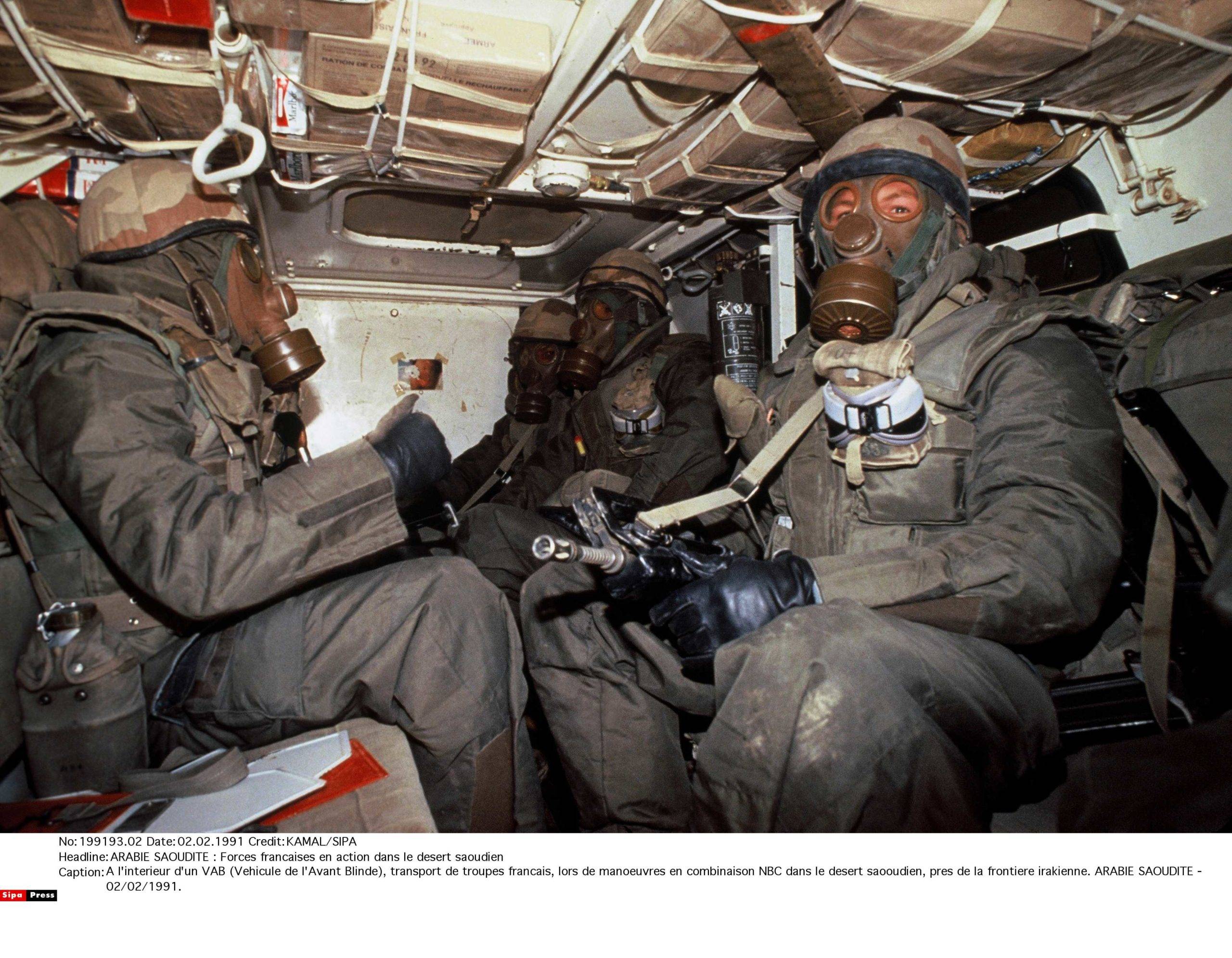 A l'interieur d'un VAB (Vehicule de l'Avant Blinde), transport de troupes francais, lors de manoeuvres en combinaison NBC dans le desert saooudien, pres de la frontiere irakienne. ARABIE SAOUDITE - 02/02/1991.