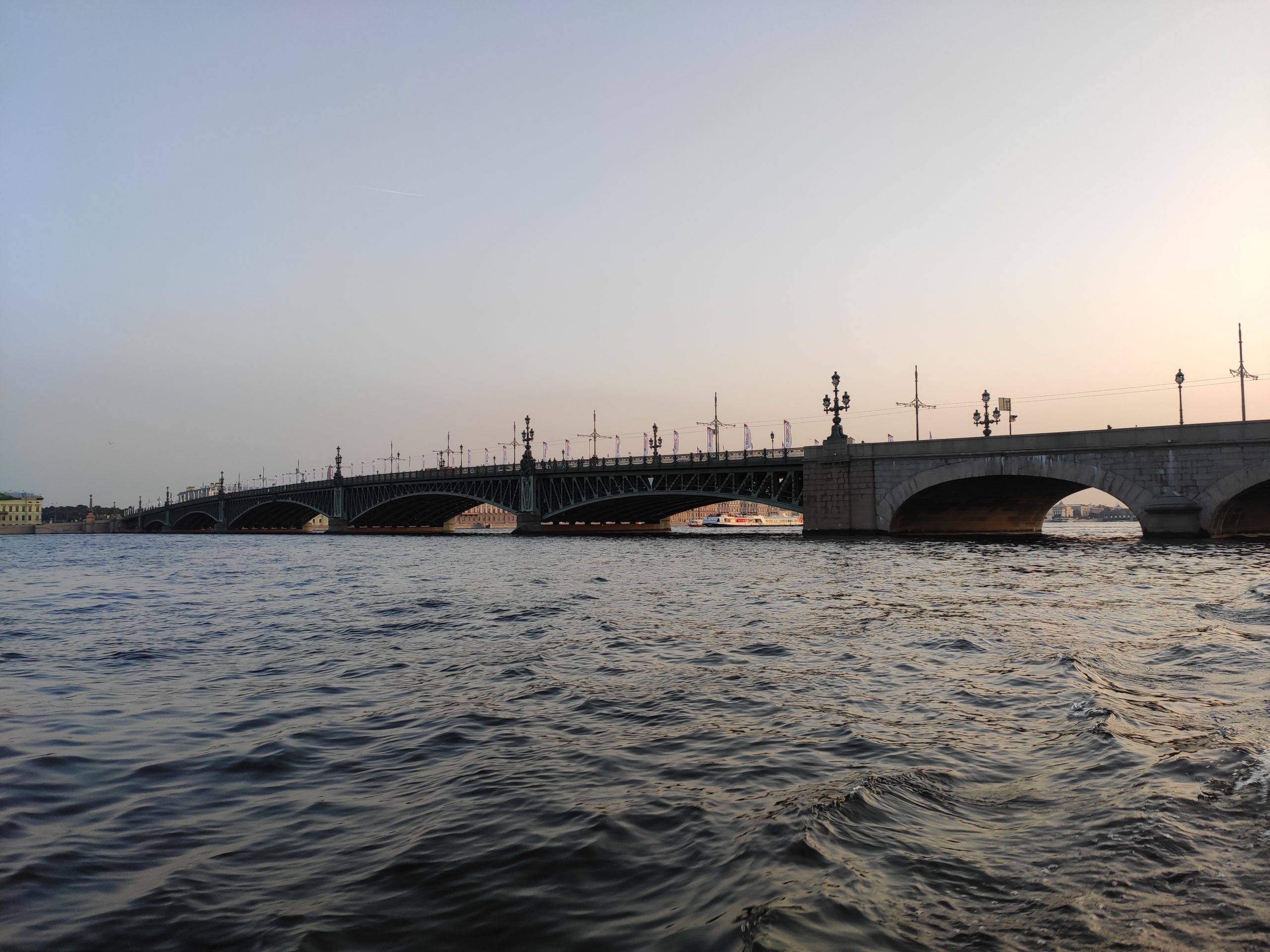 Saint-Pétersbourg, pont de la Trinité, sur le modèle du pont Alexandre III de Paris. Symbole de l'amitié franco-russe. Crédits : CC by SA