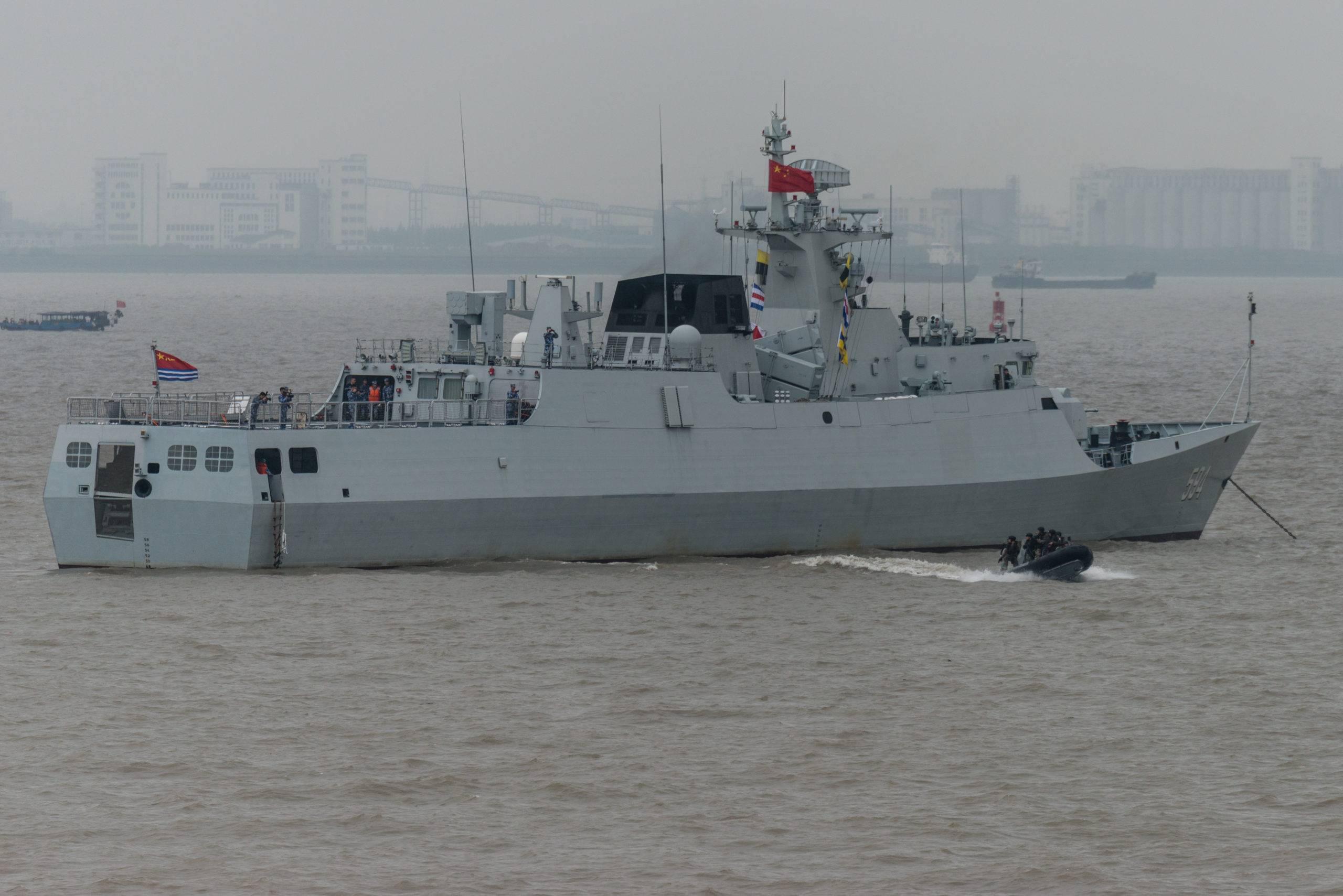 Exercice de visite de bâtiment croisé avec la marine chinoise sur la frégate légère furtive Courbet, le jeudi 4 mai 2017, à l'embouchure du port de Shanghai en Chine.