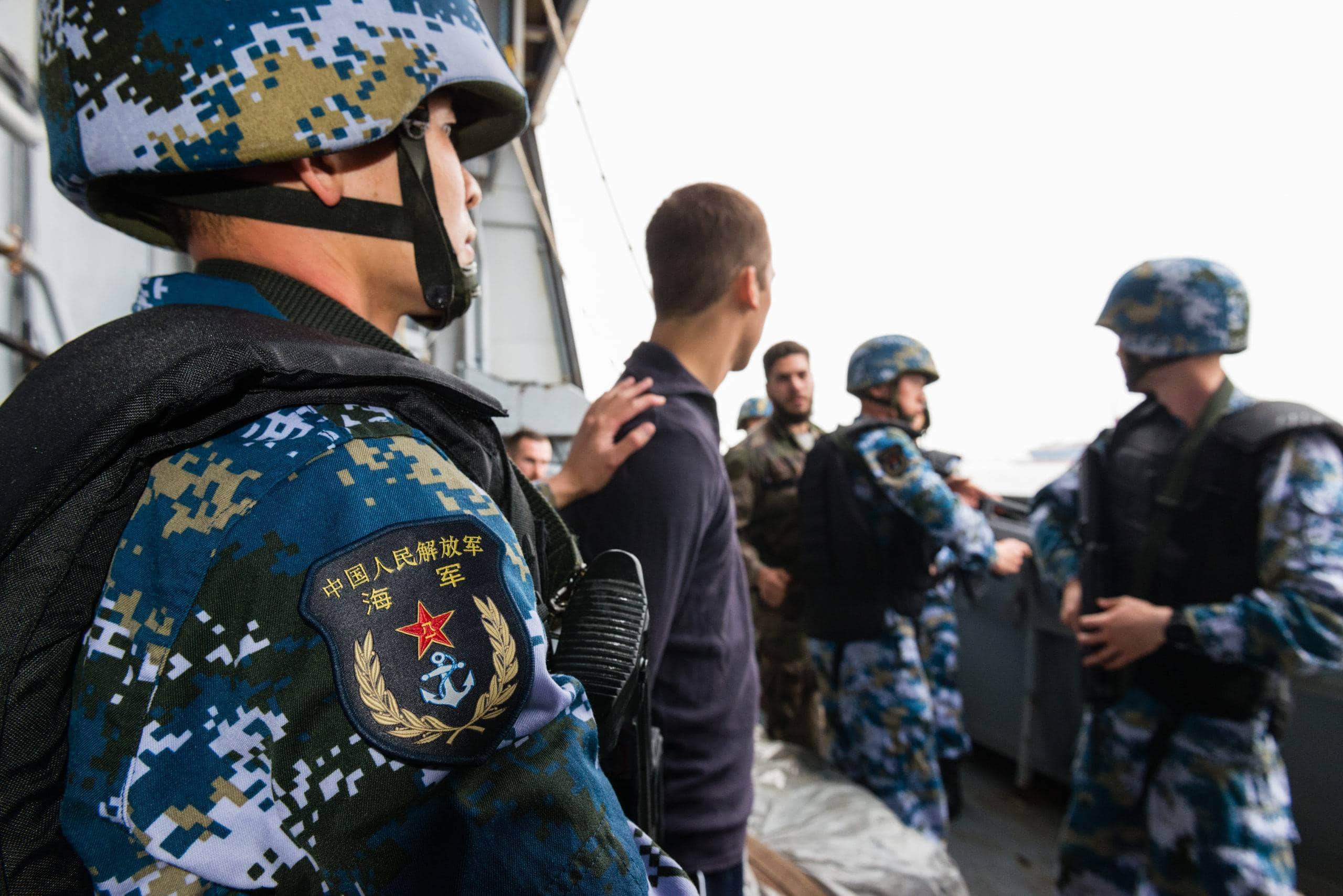 Exercice de visite de bâtiment croisé avec la marine chinoise sur la frégate légère furtive Courbet, le jeudi 4 mai 2017, à l'embouchure du port de Shanghai en Chine. crédits : Nicolas Fernandez/Marine Nationale/ Défense