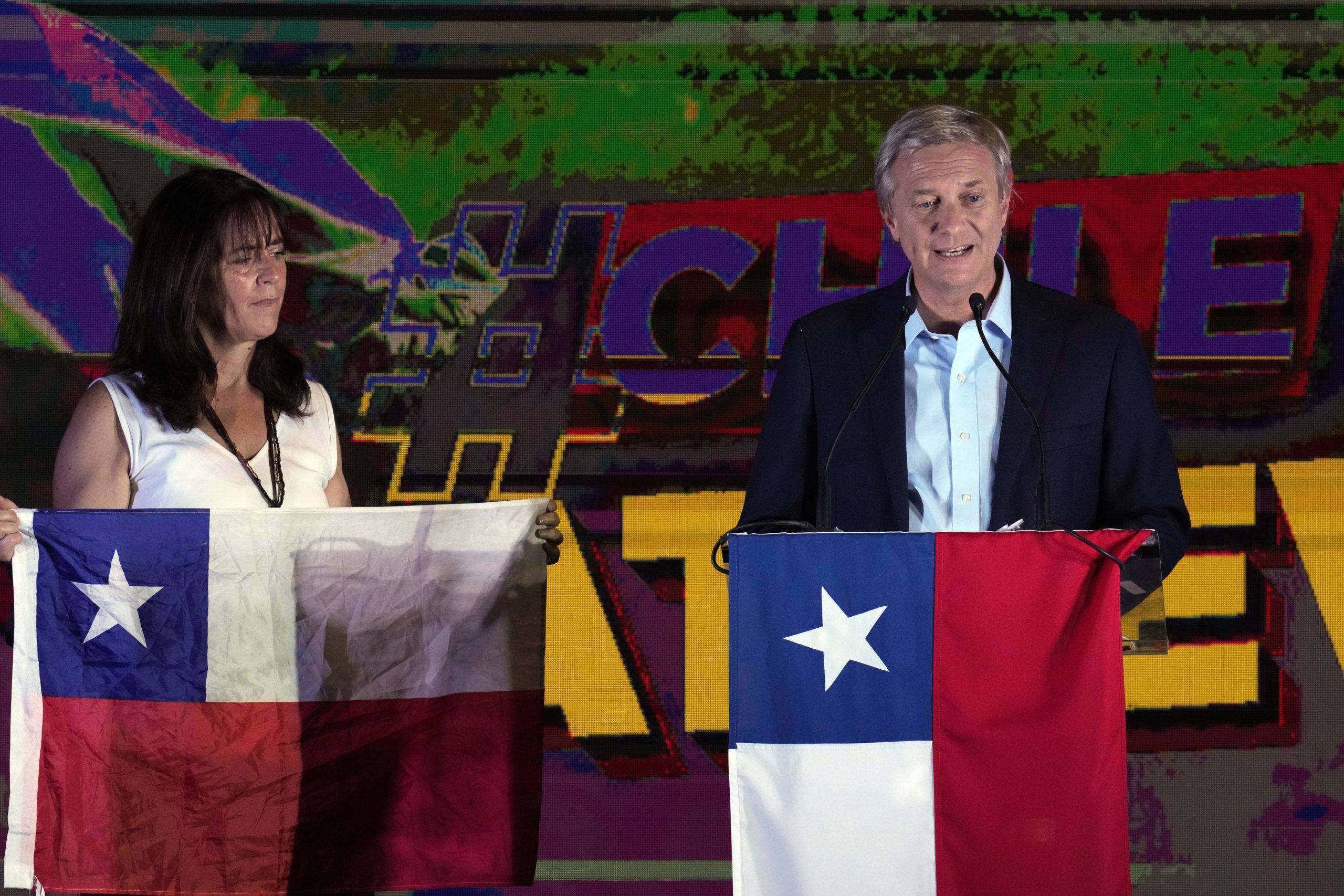 Le candidat du Parti républicain à l'élection présidentielle, Jose Antonio Kast, s'adresse à ses partisans aux côtés de son épouse Maria Pia Adriasola au siège de sa campagne après la fermeture des bureaux de vote et l'annonce de résultats partiels à Santiago, au Chili. (AP Photo/Esteban Felix)/XLM109/21326054455379//2111220240