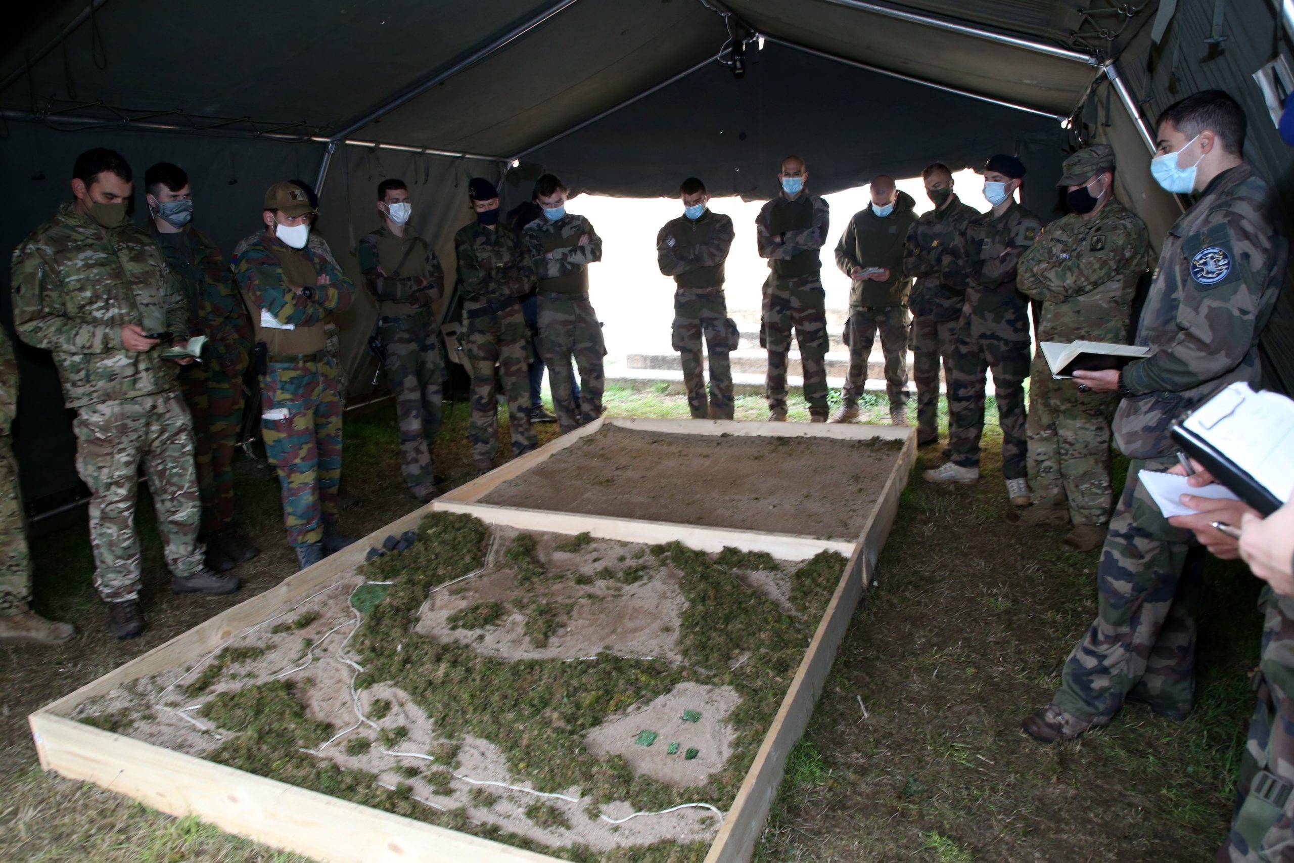 Le 1er Regiment d'artillerie (1er RA) organise en partenariat avec le 1er Regiment d'helicopteres de combat (1er RHC) la huitieme edition de l'exercice annuel d'aerocombat Royal Black Hawk.
Sept unites de la 1ere division de l'armee de Terre regroupant des equipes de specialistes de l'appui air-sol s'entrainent conjointement avec leurs homologues allies, pour maintenir leurs capacites operationnelles. Plus de 400 militaires allemands, americains, belges, britanniques et franais participent ainsi a cet exercice dans une zone comprise entre Belfort, Besanon et Valdahon.
//ALAINROBERT_A13Z0153/2010261759/Credit:Alain ROBERT/SIPA/2010261801