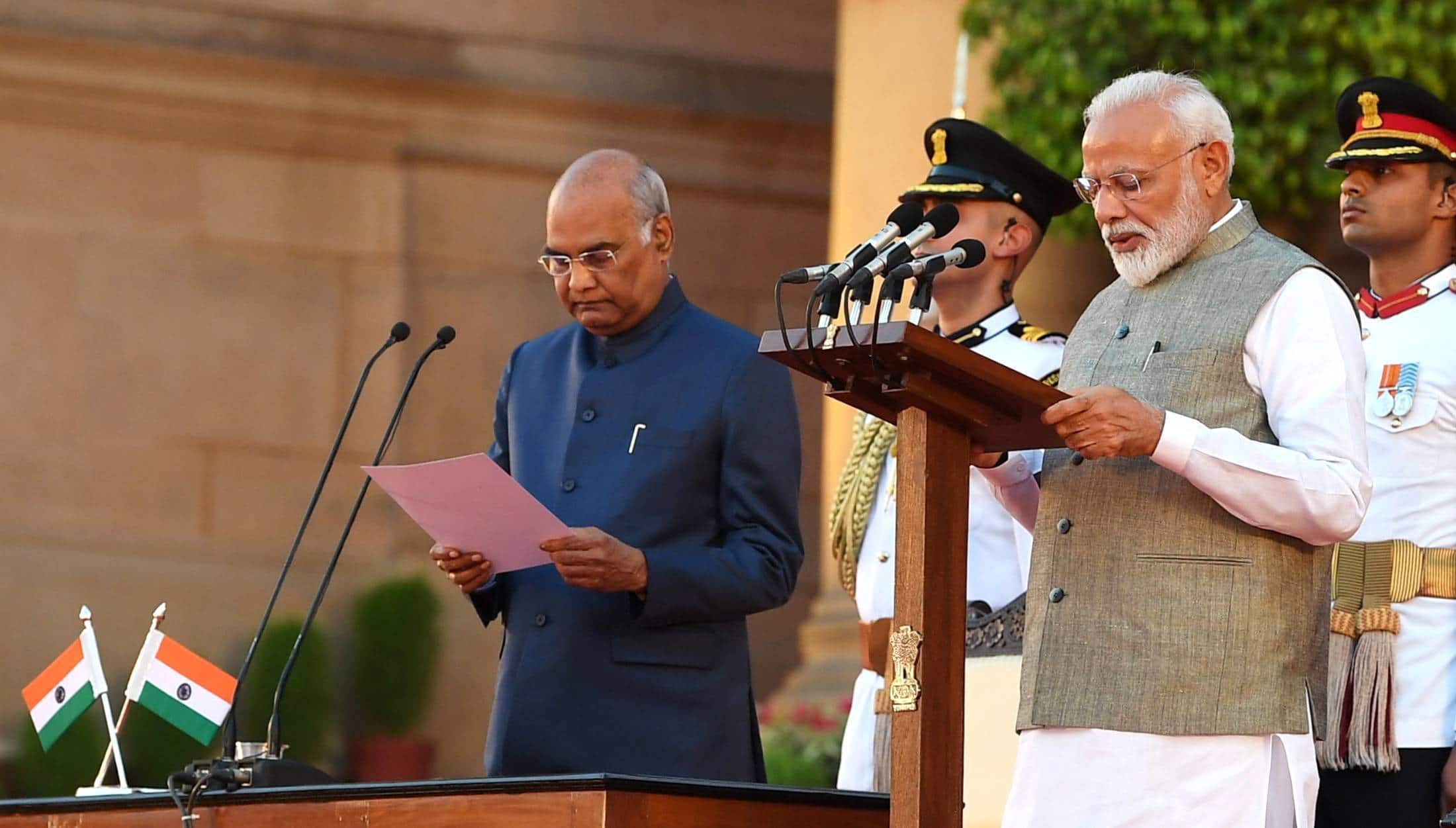 Narendra Modi prête le serment de Premier ministre de l'Inde pour la deuxième fois, sous la direction du président Ram Nath Kovind. Crédits : Prime Minister's Office (GODL-India)